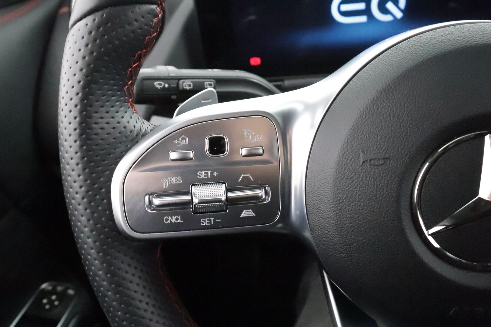 MERCEDES-BENZ EQA 2022 300 4MATIC Business AMG *Lisälämmitin / Widescreen / Distronic plus / LED / Keyless / Navi* - Puhdas CarVertical / MB alumiinivanteet alla / AMG