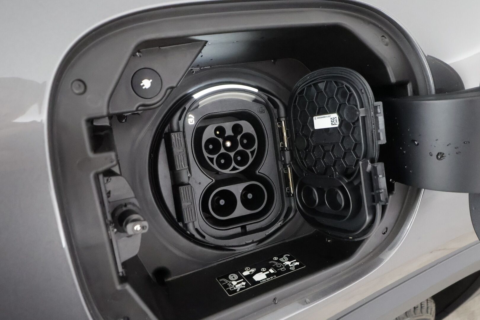 MERCEDES-BENZ EQA 2022 300 4MATIC Business AMG *Lisälämmitin / Widescreen / Distronic plus / LED / Keyless / Navi* - Puhdas CarVertical / MB alumiinivanteet alla / AMG