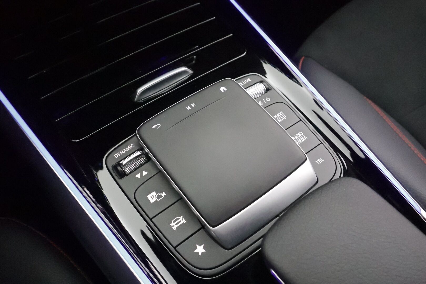 MERCEDES-BENZ EQA 2022 300 4MATIC Business AMG *Lisälämmitin / Widescreen / Distronic plus / LED / Keyless / Navi* - Puhdas CarVertical / MB alumiinivanteet alla / AMG