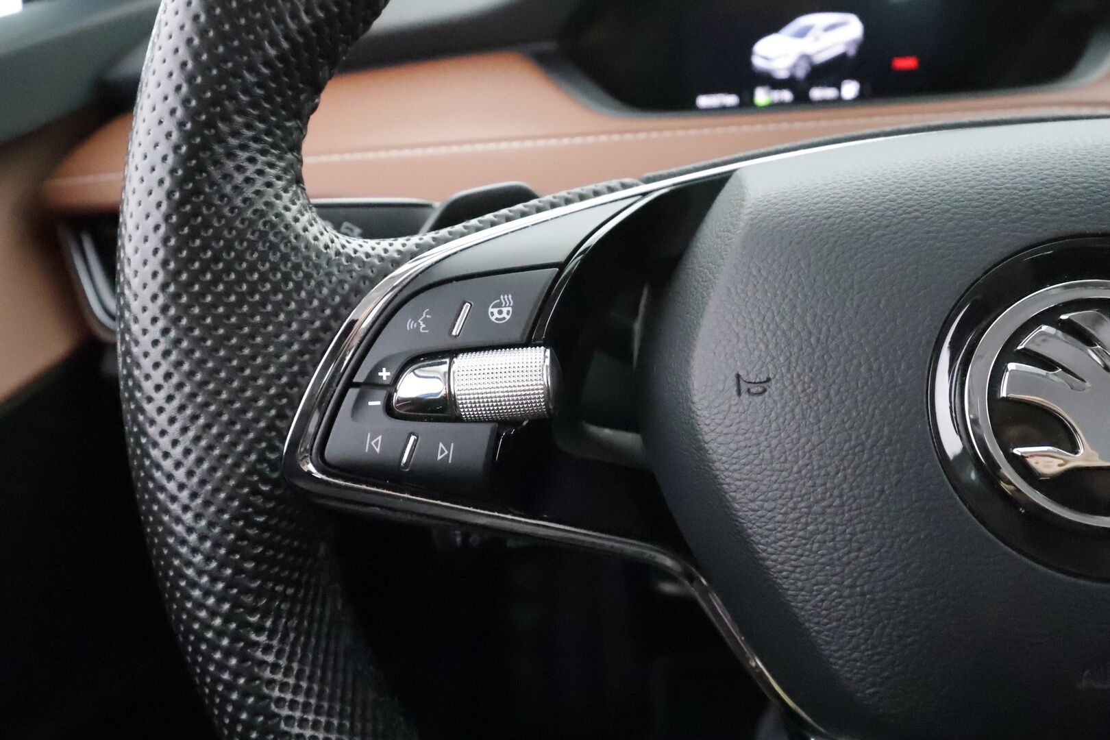 SKODA ENYAQ 2022 80X 4X4 195kW * HUD / ILP / Crystal light / Lasikatto / Ruskea nahkaverhoilu / ACC / Keyless / Navi* - Kauppa & Kotilaturi / Merkkihuolettu / Kahdet renkaat