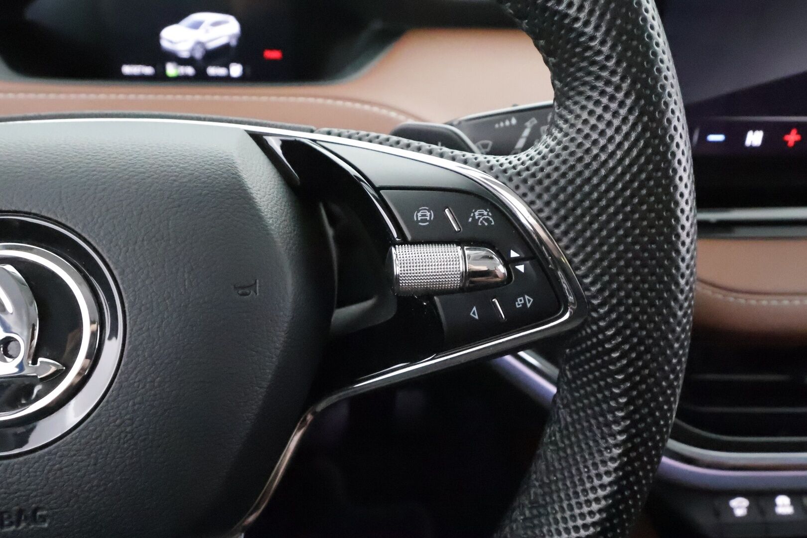 SKODA ENYAQ 2022 80X 4X4 195kW * HUD / ILP / Crystal light / Lasikatto / Ruskea nahkaverhoilu / ACC / Keyless / Navi* - Kauppa & Kotilaturi / Merkkihuolettu / Kahdet renkaat