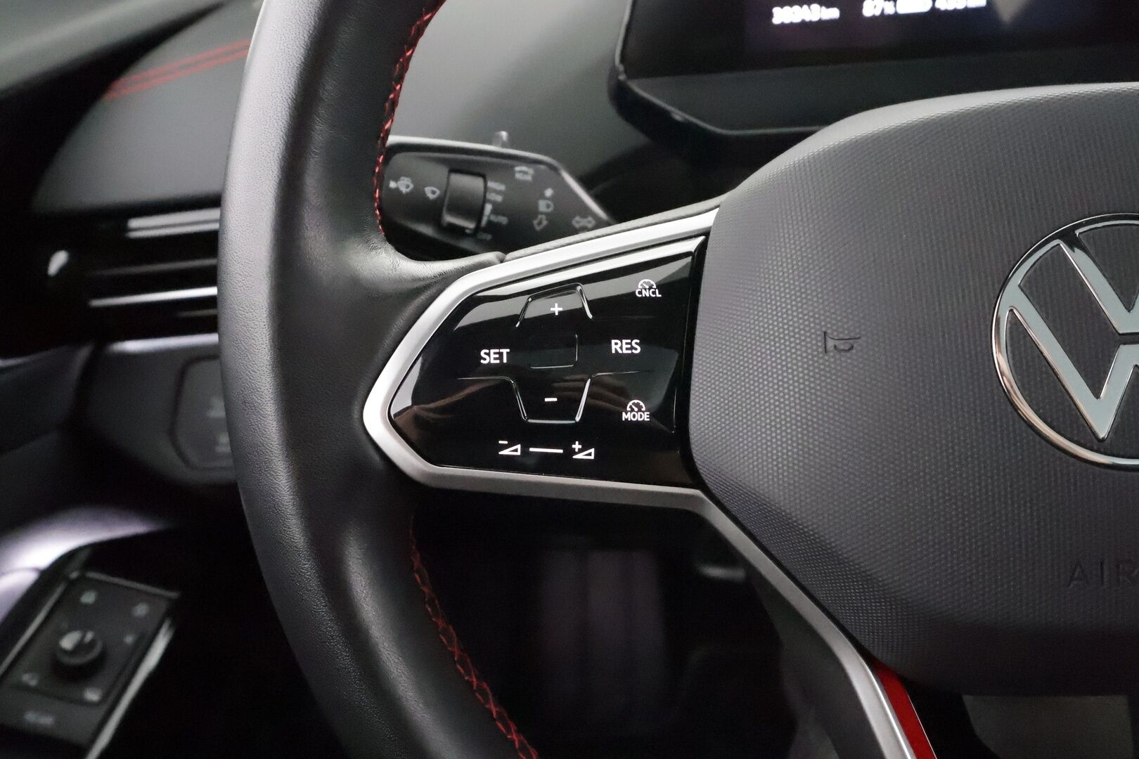 VOLKSWAGEN ID.4 2025 GTX 4MOTION 250 kW * Lasikatto / Koukku / ILP / H&K / ACC / Matrix-LED / 360 Kamera / Hierovat Sportpenkit Muistilla * - Akku kuntotarkastettu SoH 98,9% / Kahdet renkaat 