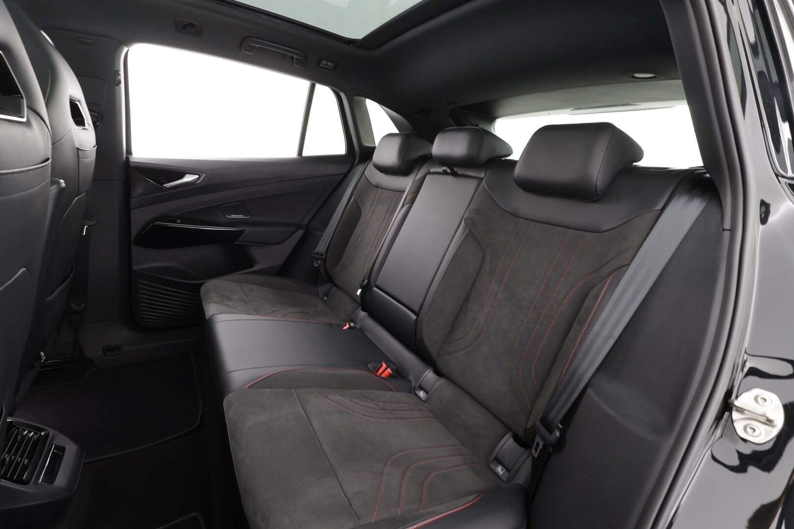 VOLKSWAGEN ID.4 2025 GTX 4MOTION 250 kW * Lasikatto / Koukku / ILP / H&K / ACC / Matrix-LED / 360 Kamera / Hierovat Sportpenkit Muistilla * - Akku kuntotarkastettu SoH 98,9% / Kahdet renkaat 