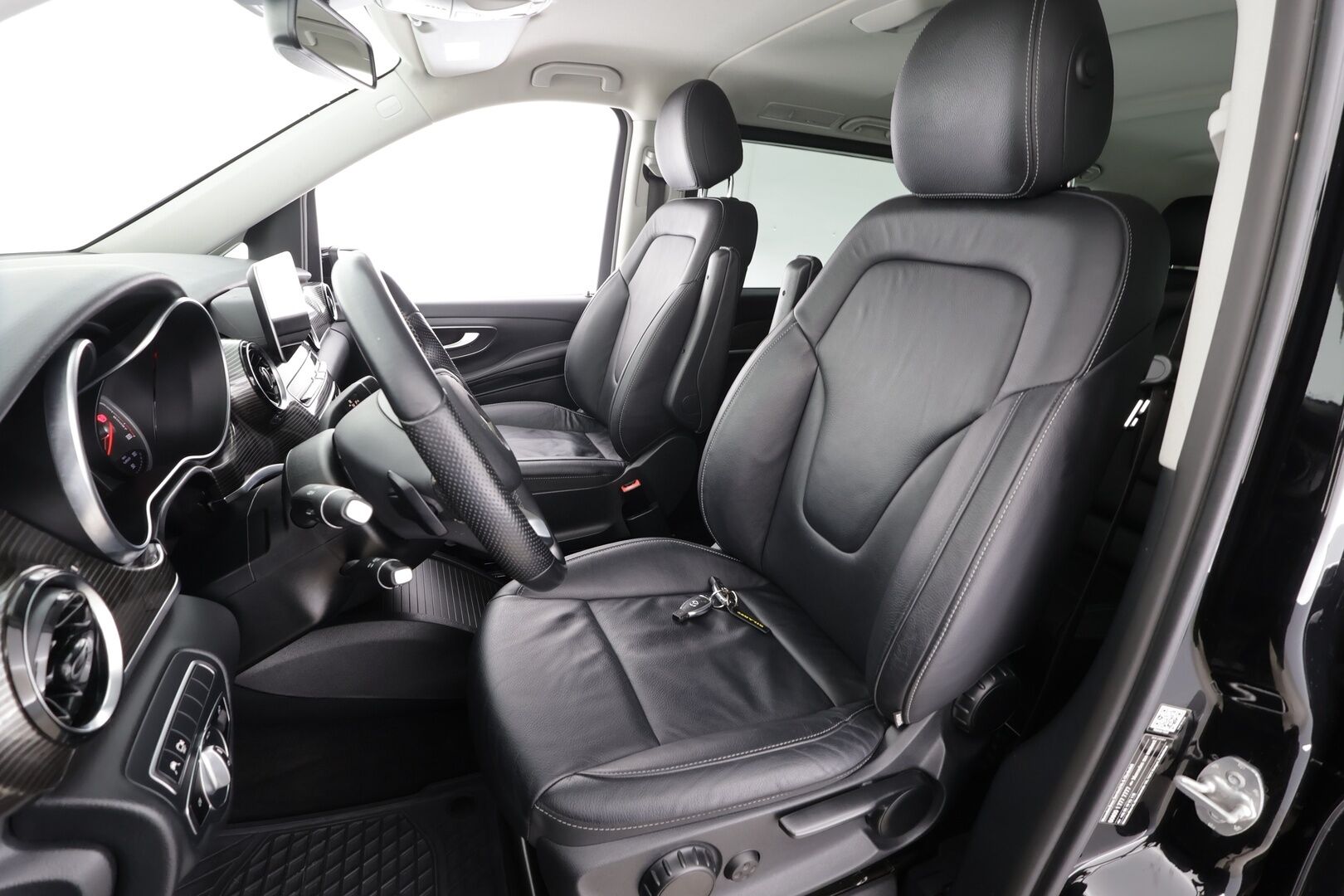 MERCEDES-BENZ EQV 2021 300 e keskipitkä A2 * Distronic / Nahkasisusta / 360 Kamera / LED / Navi * - ALV / 2x vanteet / 6-Paikkainen