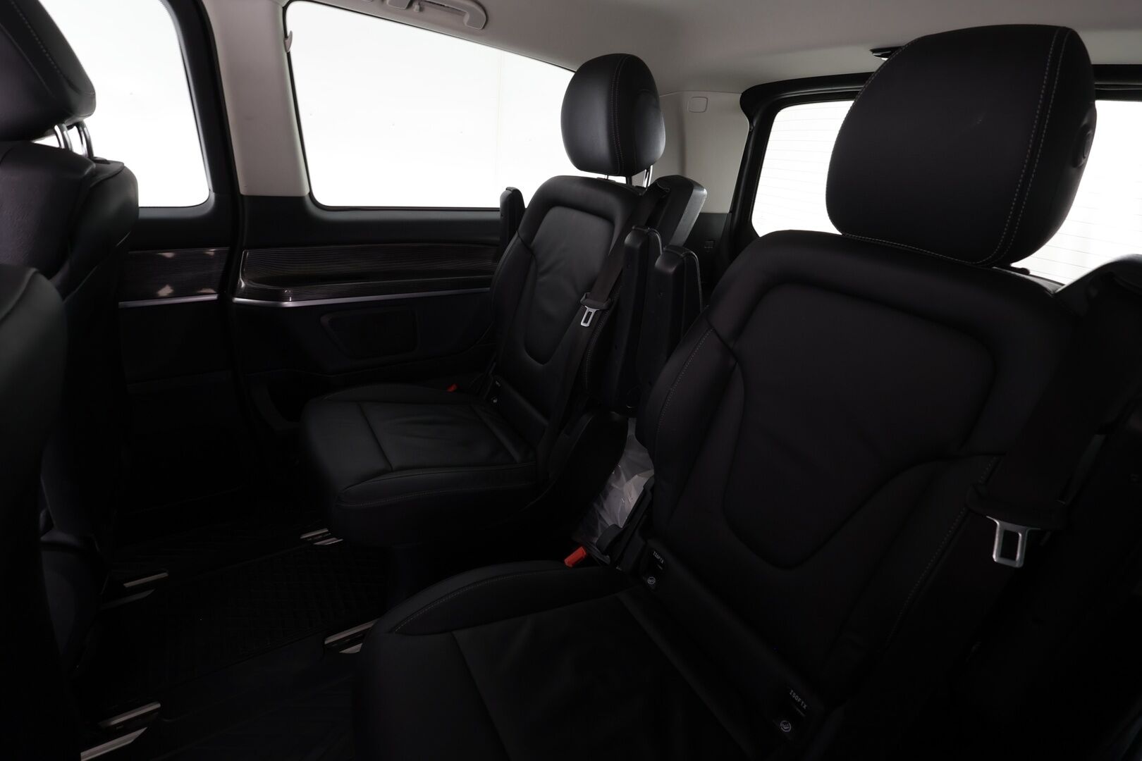 MERCEDES-BENZ EQV 2021 300 e keskipitkä A2 * Distronic / Nahkasisusta / 360 Kamera / LED / Navi * - ALV / 2x vanteet / 6-Paikkainen