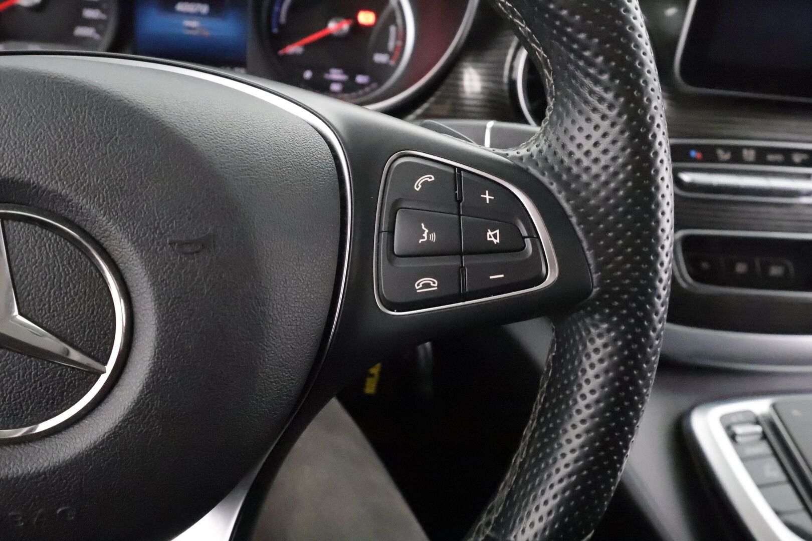 MERCEDES-BENZ EQV 2021 300 e keskipitkä A2 * Distronic / Nahkasisusta / 360 Kamera / LED / Navi * - KATSO TODELLINEN POIKKEUSHINTA! / ALV / 2x vanteet / 6-Paikkainen