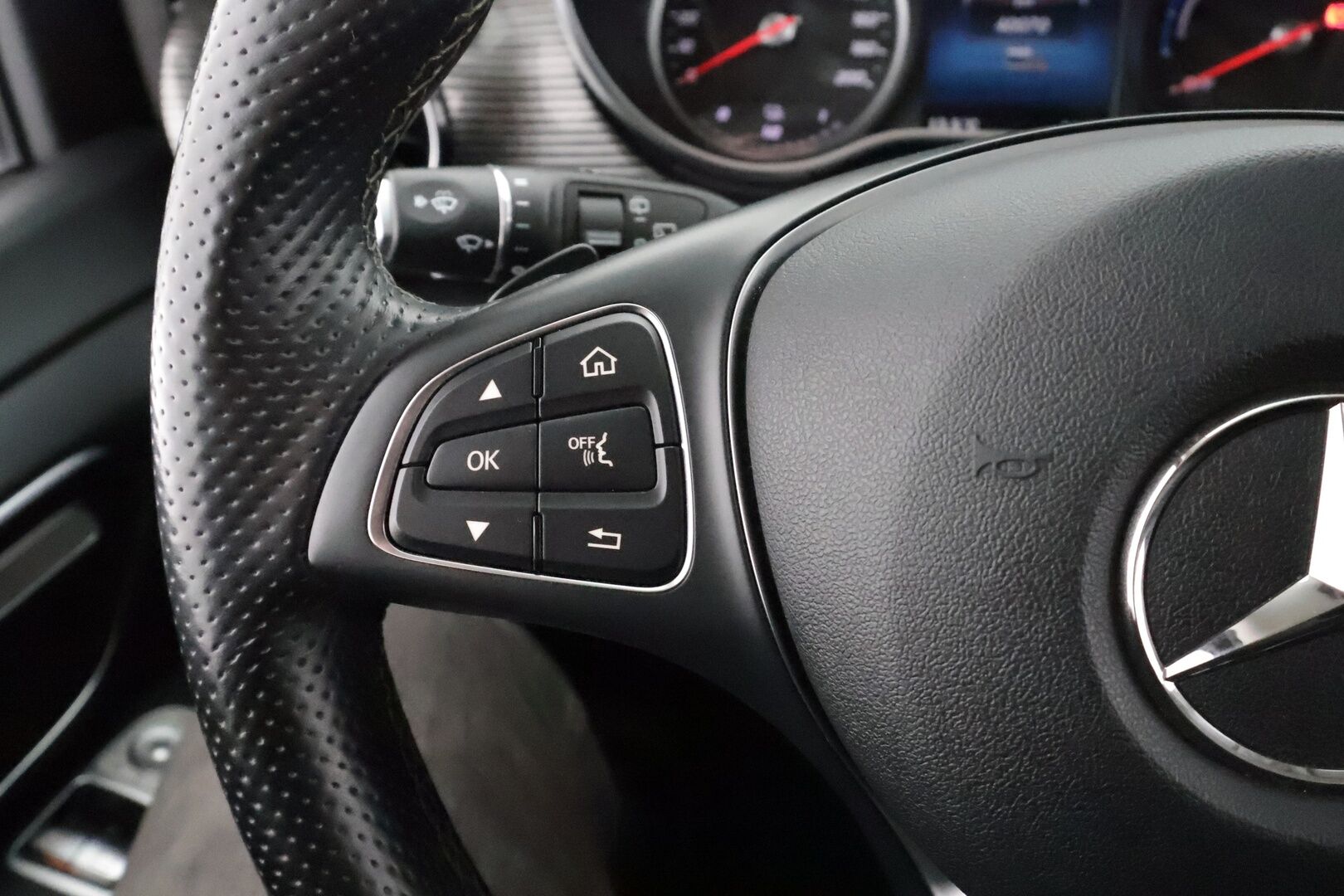 MERCEDES-BENZ EQV 2021 300 e keskipitkä A2 * Distronic / Nahkasisusta / 360 Kamera / LED / Navi * - KATSO TODELLINEN POIKKEUSHINTA! / ALV / 2x vanteet / 6-Paikkainen