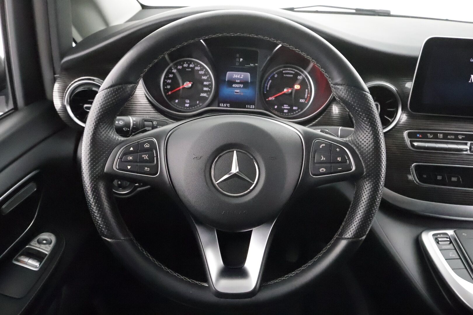 MERCEDES-BENZ EQV 2021 300 e keskipitkä A2 * Distronic / Nahkasisusta / 360 Kamera / LED / Navi * - KATSO TODELLINEN POIKKEUSHINTA! / ALV / 2x vanteet / 6-Paikkainen