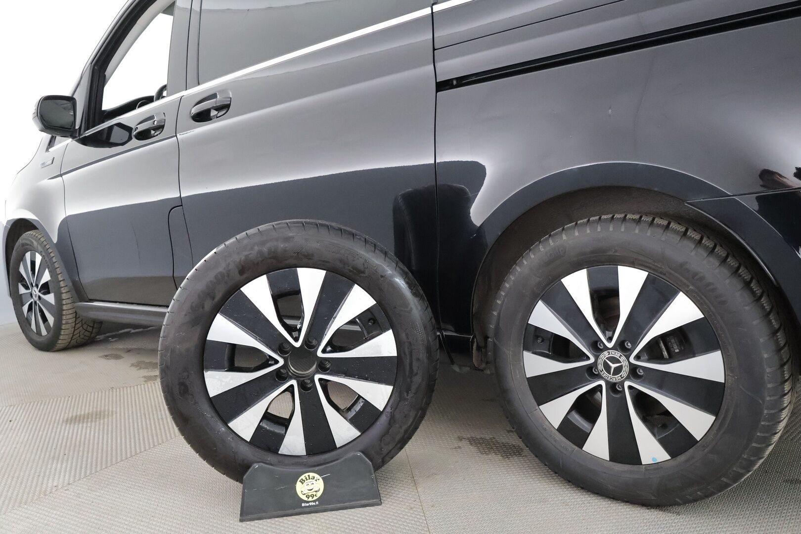 MERCEDES-BENZ EQV 2021 300 e keskipitkä A2 * Distronic / Nahkasisusta / 360 Kamera / LED / Navi * - ALV / 2x vanteet / 6-Paikkainen