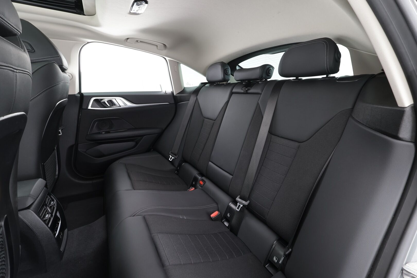 BMW I4 2023 eDrive35 * ACC / Lasikattoluukku / Sportpenkit / LED / P.Kamera / Navi / Kaistavahti / Widescreen * - Akku kuntotarkastettu / 2x Latauskaapelit / Merkkihuollettu