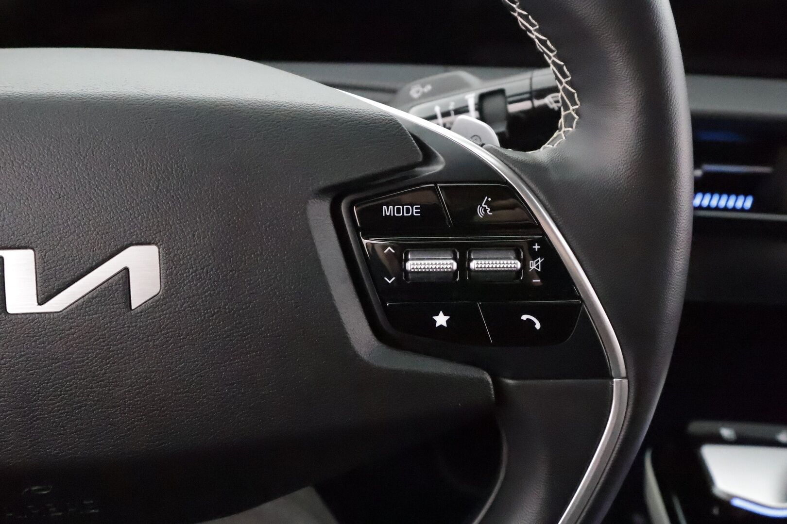 KIA EV6 2023 GT-Line AWD 77 kWh 325 hv * ACC / HUD / 360° / Meridian / Muistipenkki / Koukku / Adapt.LED / Navi / ILP * - Akku kuntotarkastettu / Ilmastoidut penkit / Merkkihuollettu