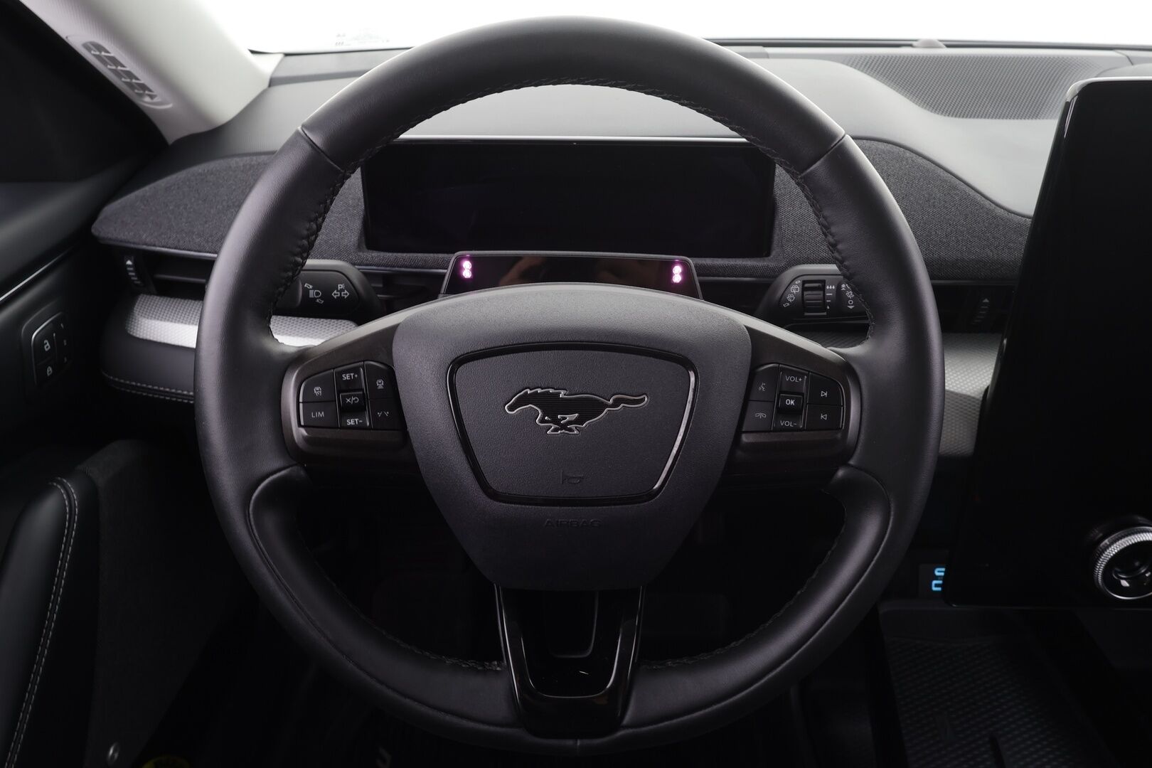 FORD MUSTANG MACH-E 2022 98kWh 294hv A1 RWD * ACC / 360° / B&O / Muistipenkki / LED / Lasikatto / BLIS / Navi / Nahat * - Akku kuntotarkastettu / Merkkihuollettu