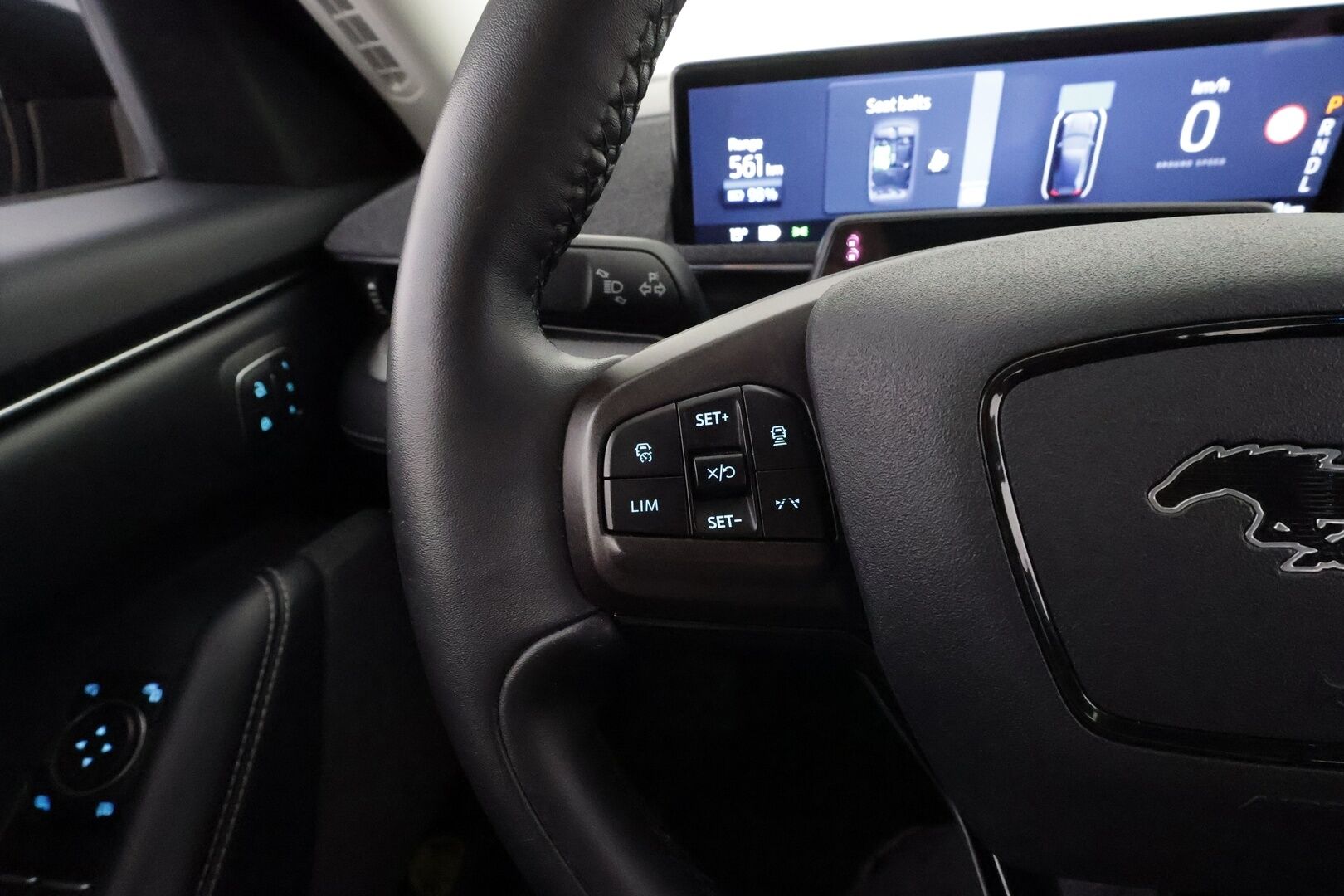 FORD MUSTANG MACH-E 2022 98kWh 294hv A1 RWD * ACC / 360° / B&O / Muistipenkki / LED / Lasikatto / BLIS / Navi / Nahat * - Akku kuntotarkastettu / Merkkihuollettu