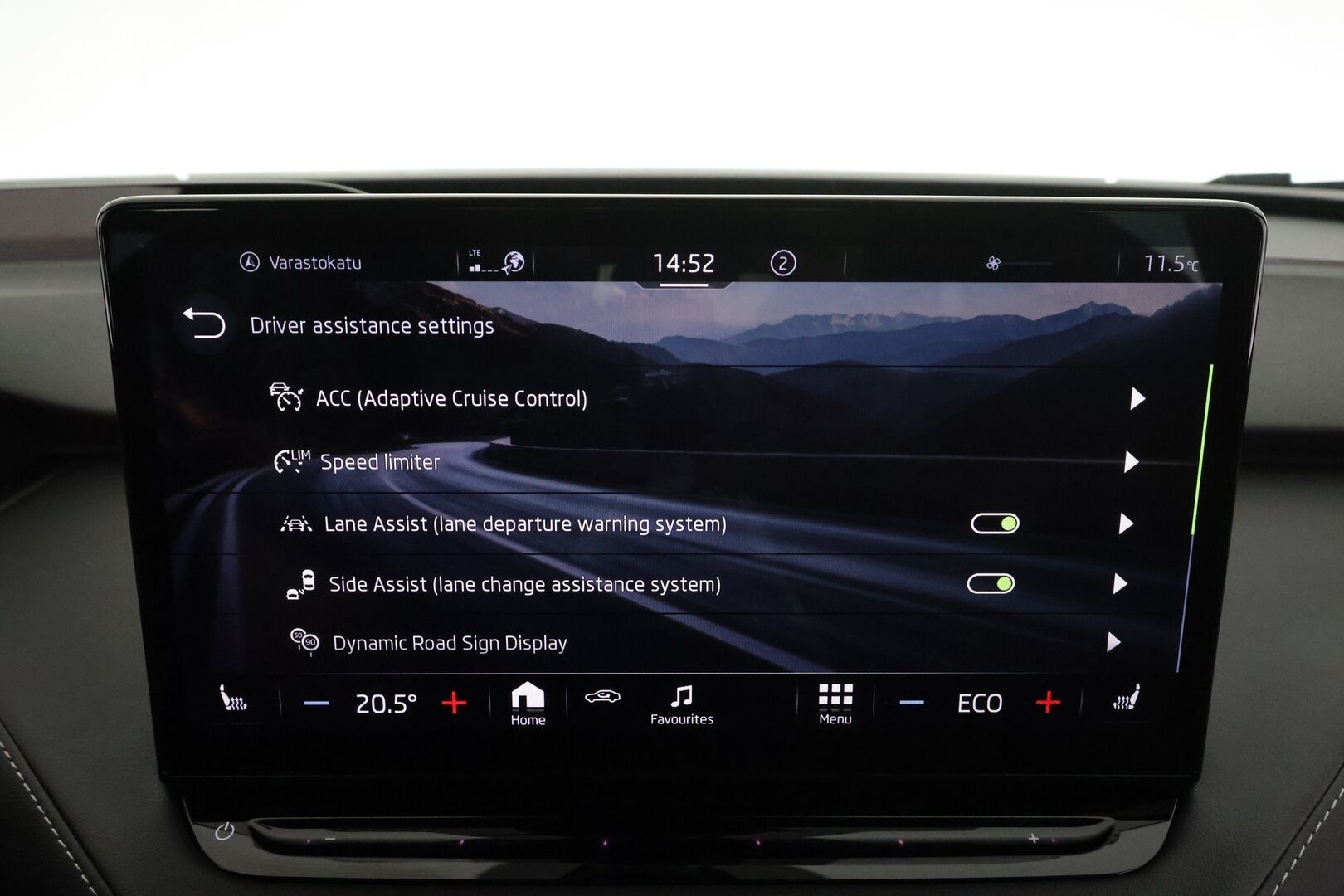 SKODA ENYAQ 2022 80x iV Sportline * ACC  / Panorama / HUD / 360 Kamera / ILP / Matrix-LED / Koukku * - Kahdet Renkaat / Koti & kauppalaturi