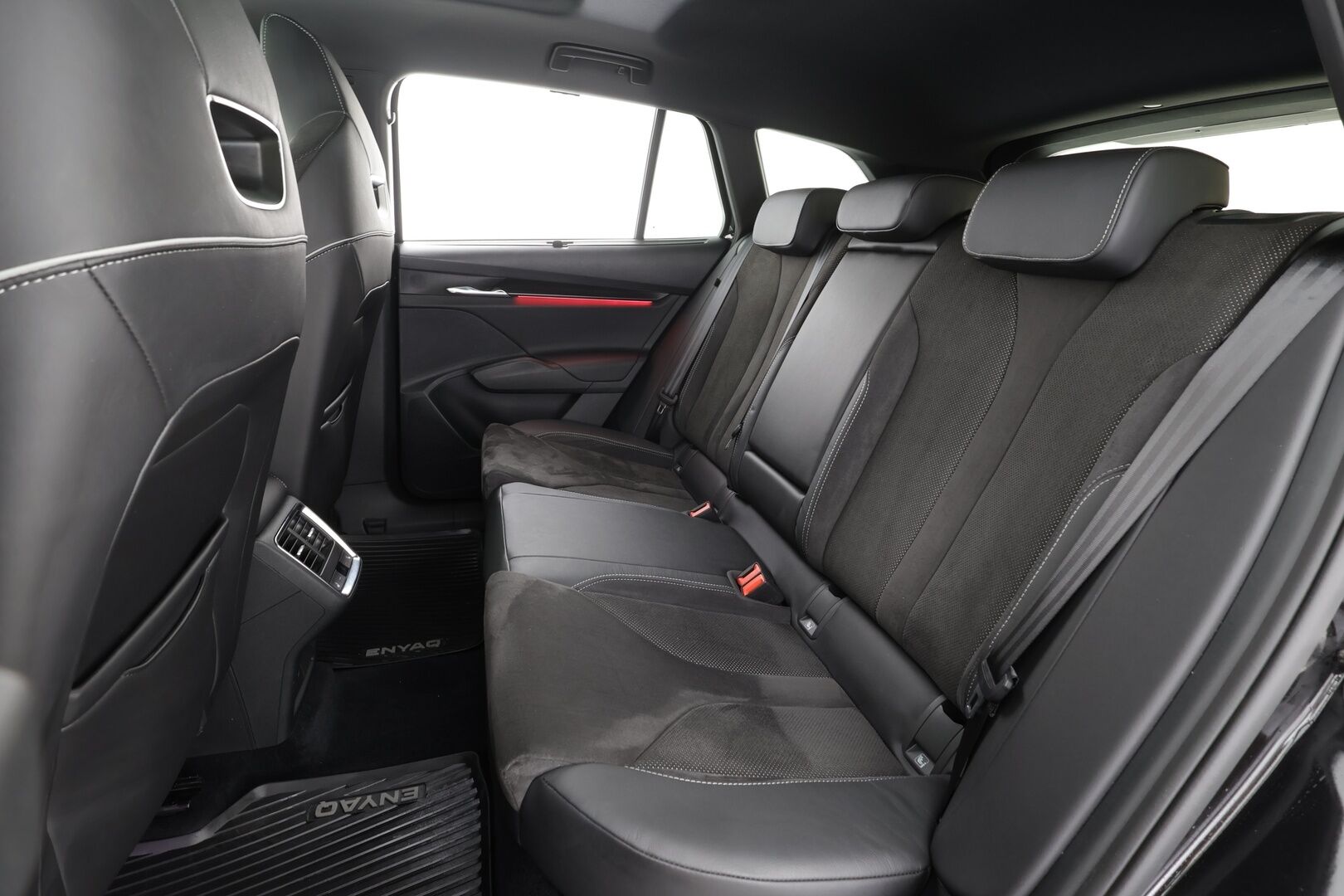 SKODA ENYAQ 2022 80x iV Sportline * ACC  / Panorama / HUD / 360 Kamera / ILP / Matrix-LED / Koukku * - Kahdet Renkaat / Koti & kauppalaturi