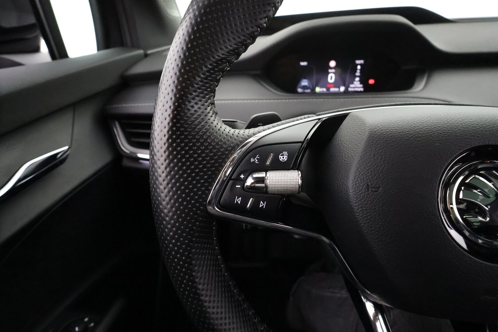 SKODA ENYAQ 2022 80x iV Sportline * ACC  / Panorama / HUD / 360 Kamera / ILP / Matrix-LED / Koukku * - Kahdet Renkaat / Koti & kauppalaturi