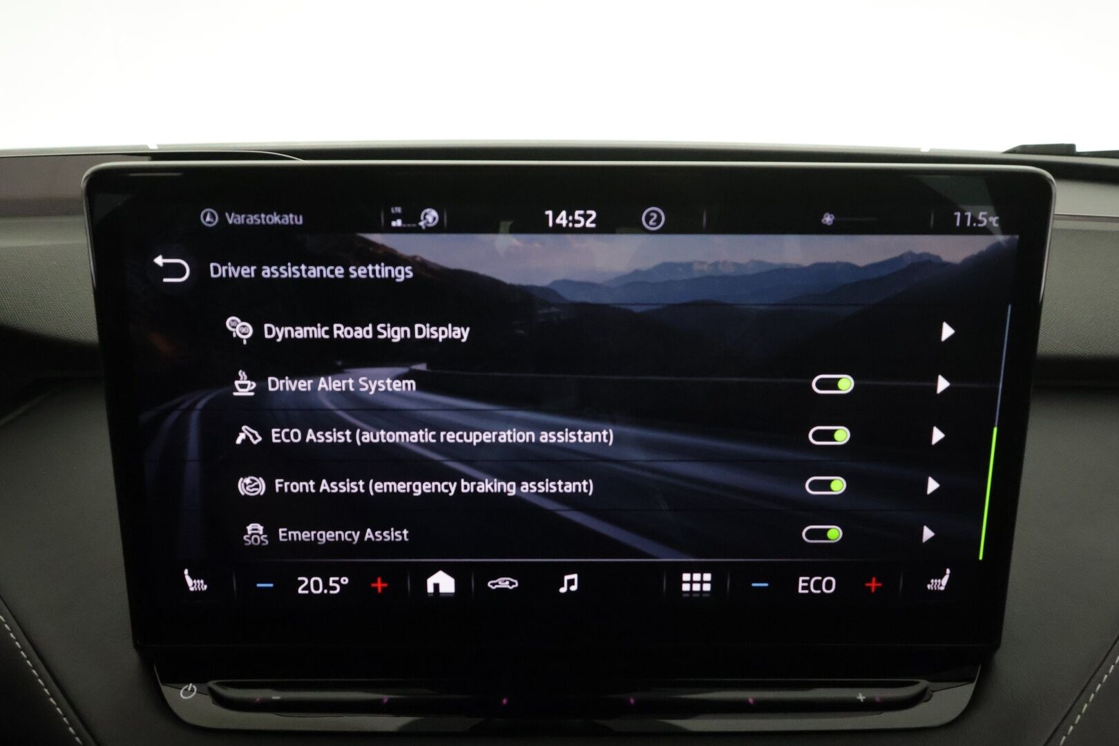 SKODA ENYAQ 2022 80x iV Sportline * ACC  / Panorama / HUD / 360 Kamera / ILP / Matrix-LED / Koukku * - Kahdet Renkaat / Koti & kauppalaturi