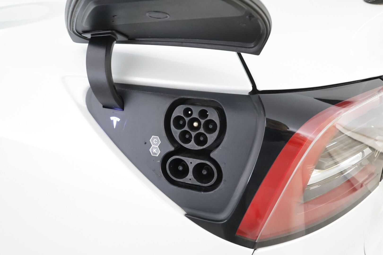 TESLA MODEL Y 2023 Performance Dual Motor * Lasikatto / ILP / P.kamera / Matrix LED / Premium Audio / Nahat * - Akku kuntotarkastettu 