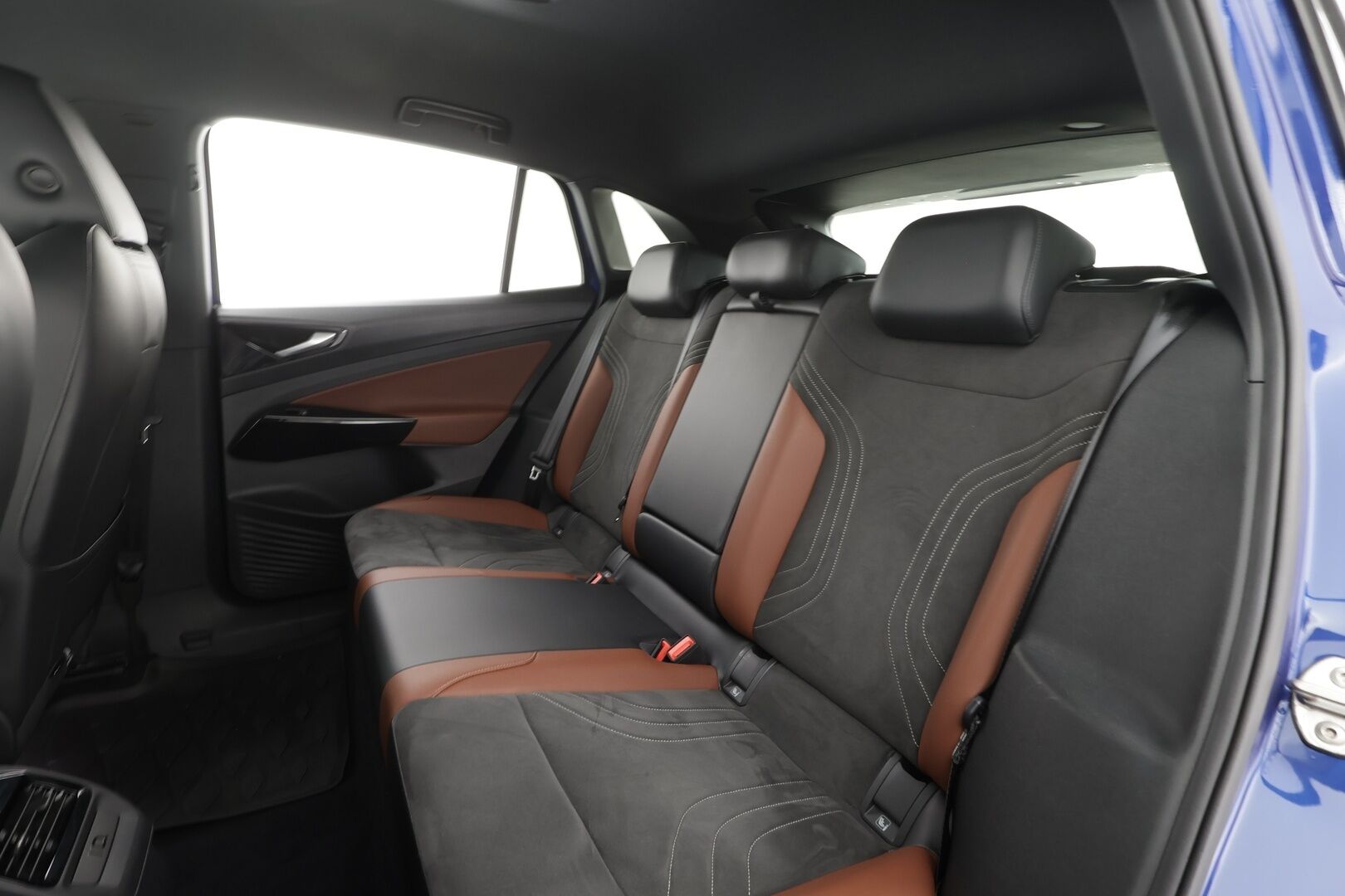 VOLKSWAGEN ID.4 2022 150 kW Pro Performance * ACC / ILP / Matrix-LED / Keyless / P.Kamera / puolinahat * - Kahdet renkaat / Koti & kauppalaturi