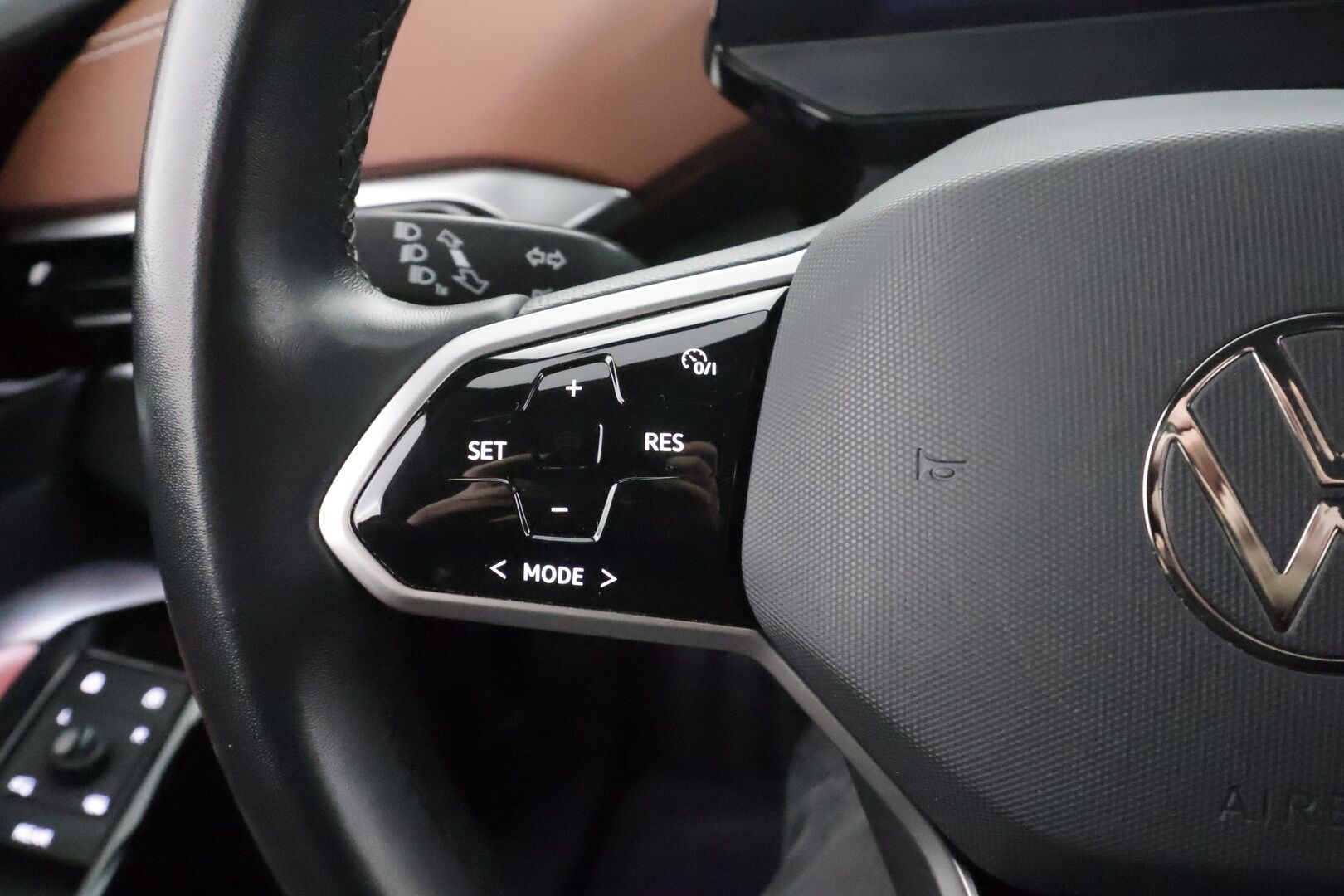 VOLKSWAGEN ID.4 2022 150 kW Pro Performance * ACC / ILP / Matrix-LED / Keyless / P.Kamera / puolinahat * - Kahdet renkaat / Koti & kauppalaturi