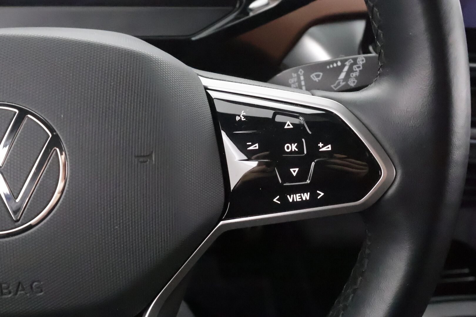 VOLKSWAGEN ID.4 2022 150 kW Pro Performance * ACC / ILP / Matrix-LED / Keyless / P.Kamera / puolinahat * - Kahdet renkaat / Koti & kauppalaturi