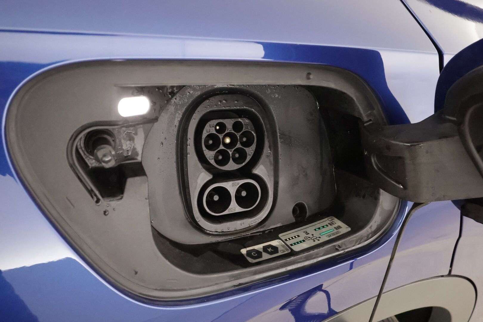 VOLKSWAGEN ID.4 2022 150 kW Pro Performance * ACC / ILP / Matrix-LED / Keyless / P.Kamera / puolinahat * - Kahdet renkaat / Koti & kauppalaturi