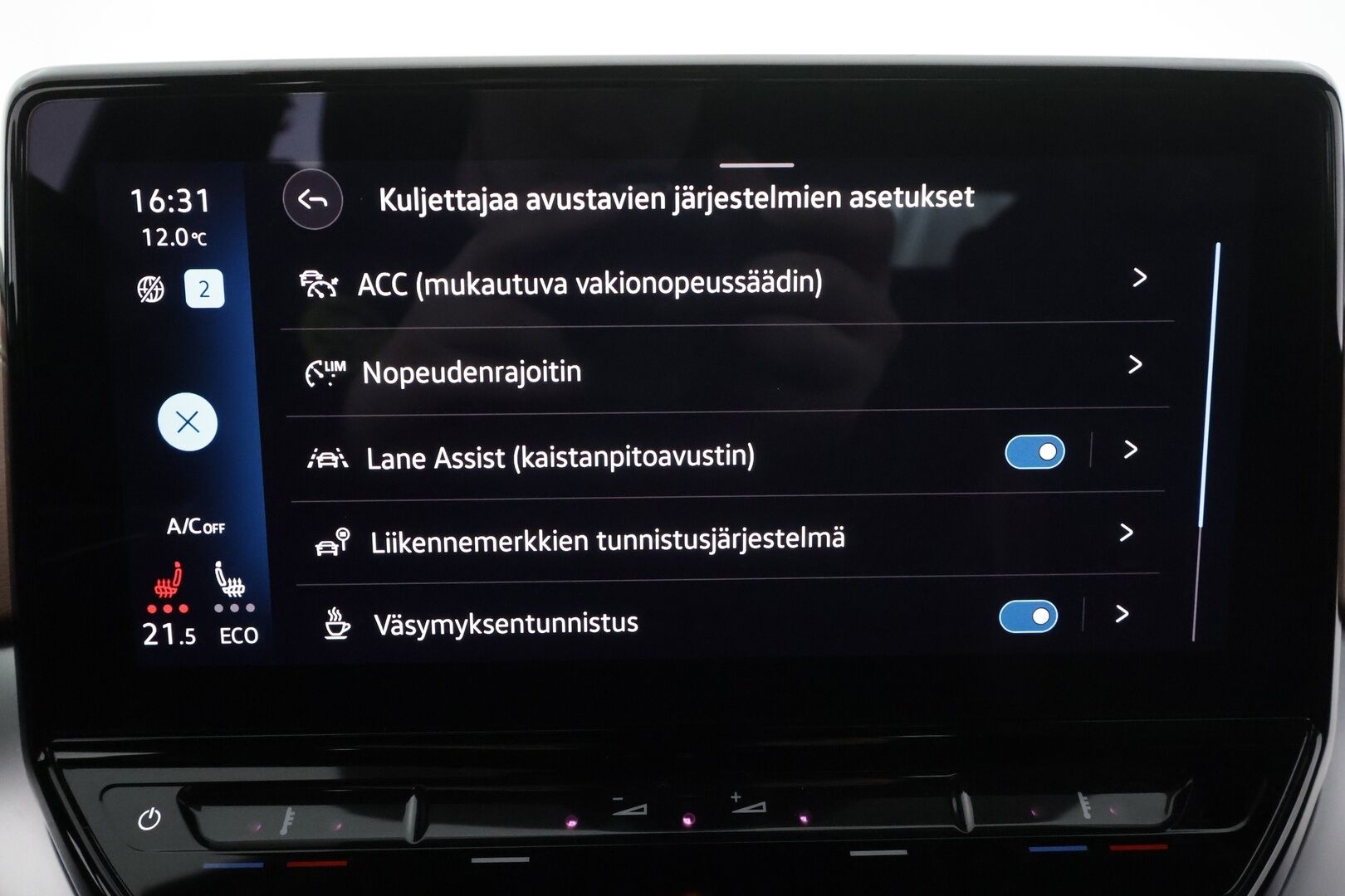 VOLKSWAGEN ID.4 2022 150 kW Pro Performance * ACC / ILP / Matrix-LED / Keyless / P.Kamera / puolinahat * - Kahdet renkaat / Koti & kauppalaturi