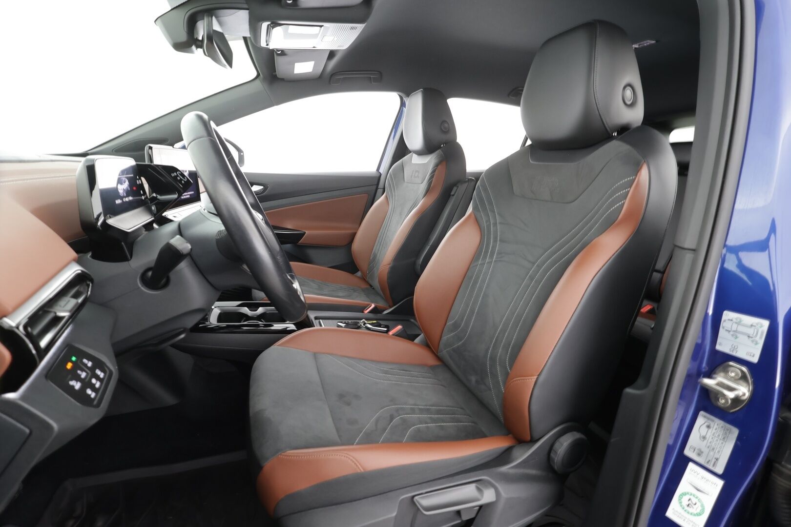 VOLKSWAGEN ID.4 2022 150 kW Pro Performance * ACC / ILP / Matrix-LED / Keyless / P.Kamera / puolinahat * - Kahdet renkaat / Koti & kauppalaturi