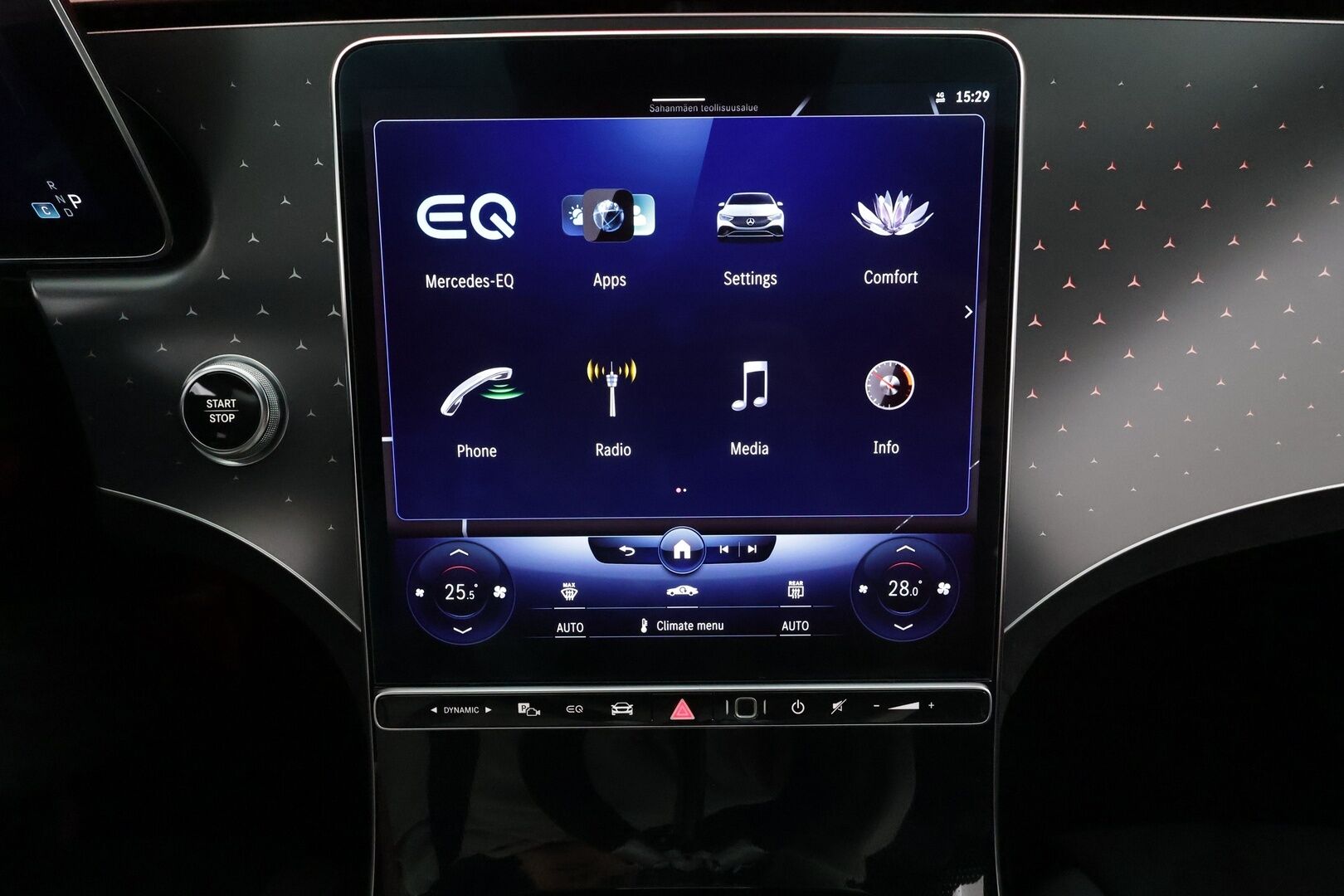 MERCEDES-BENZ EQE 2023 350 4Matic AMG * Digital-LED / Distronic / 360° / Comfort-istuimet Muistilla / Koukku / Burmester / Keyless * - 2x Latauskaapelit 