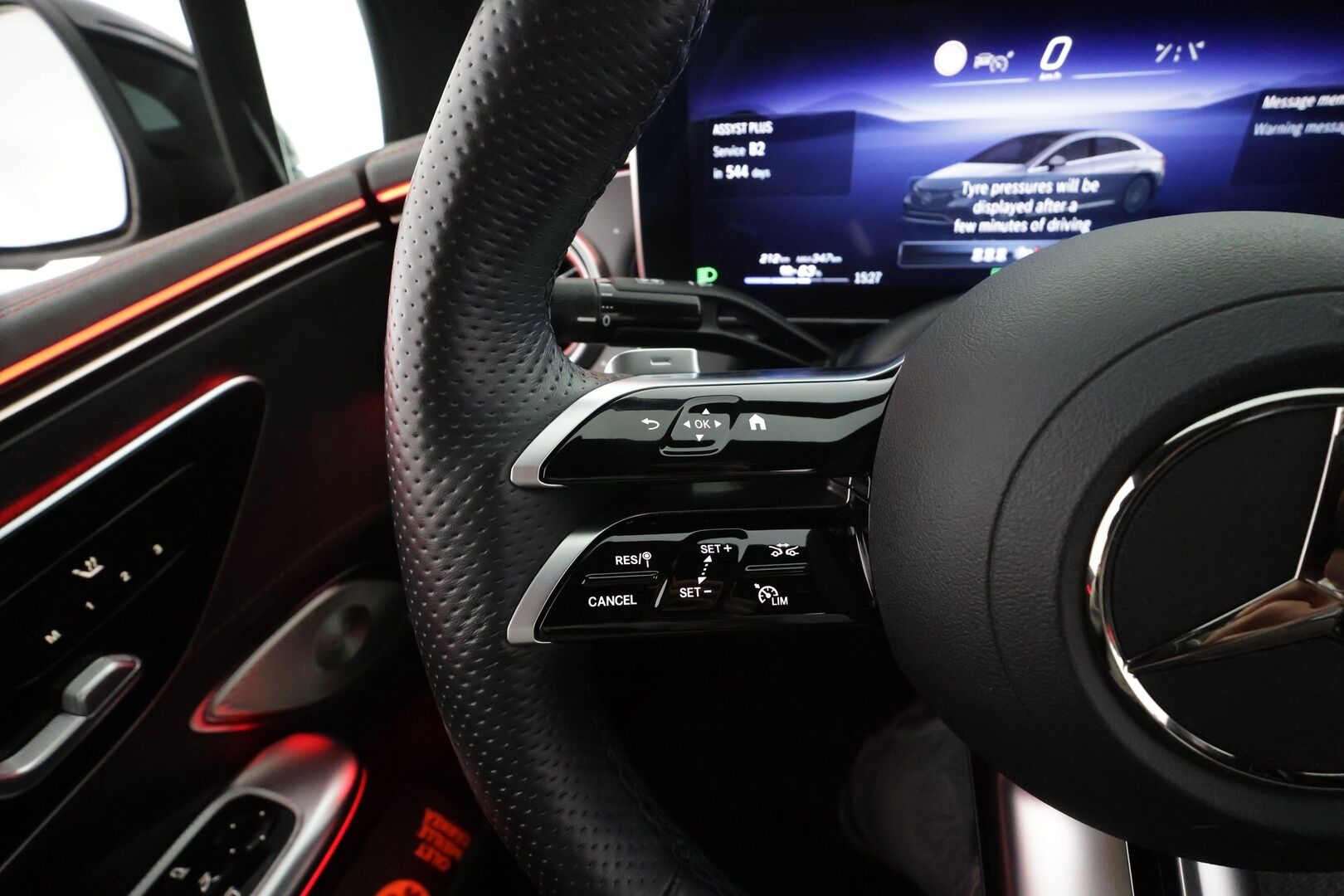 MERCEDES-BENZ EQE 2023 350 4Matic AMG * Digital-LED / Distronic / 360° / Comfort-istuimet Muistilla / Koukku / Burmester / Keyless * - 2x Latauskaapelit 