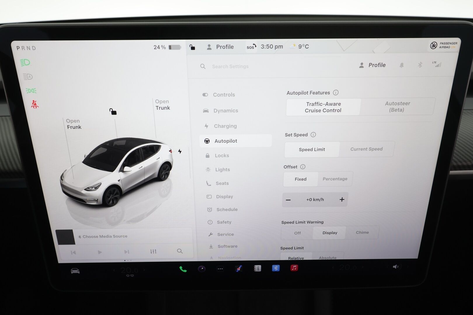 TESLA MODEL Y 2023 Long Range * Koukku / ILP / ACC / Lasikatto / Matrix-LED / P.Kamera / Muistipenkki / Premium Audio / Navi / Keyless * - Kahdet renkaat aluvanteilla