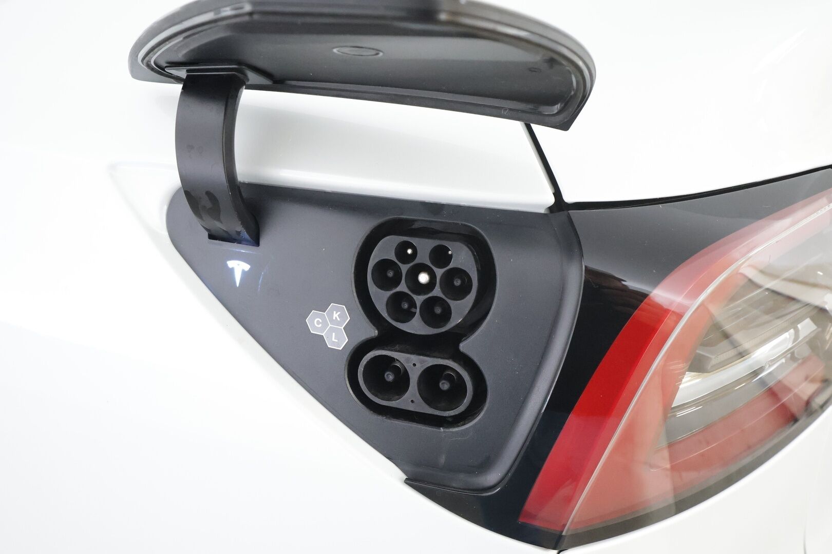 TESLA MODEL Y 2023 Long Range * Koukku / ILP / ACC / Lasikatto / Matrix-LED / P.Kamera / Muistipenkki / Premium Audio / Navi / Keyless * - Kahdet renkaat aluvanteilla