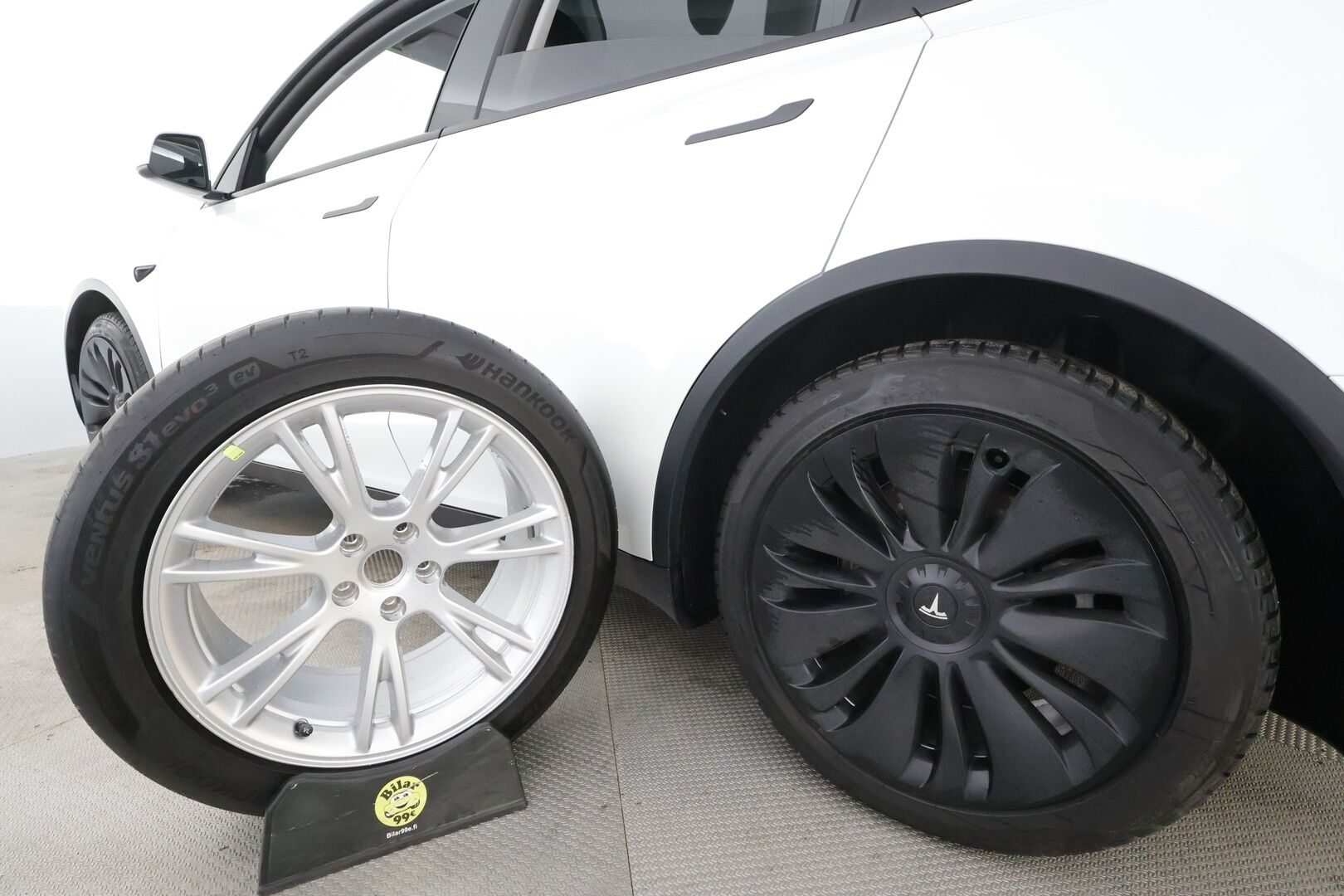 TESLA MODEL Y 2023 Long Range * Koukku / ILP / ACC / Lasikatto / Matrix-LED / P.Kamera / Muistipenkki / Premium Audio / Navi / Keyless * - Kahdet renkaat aluvanteilla