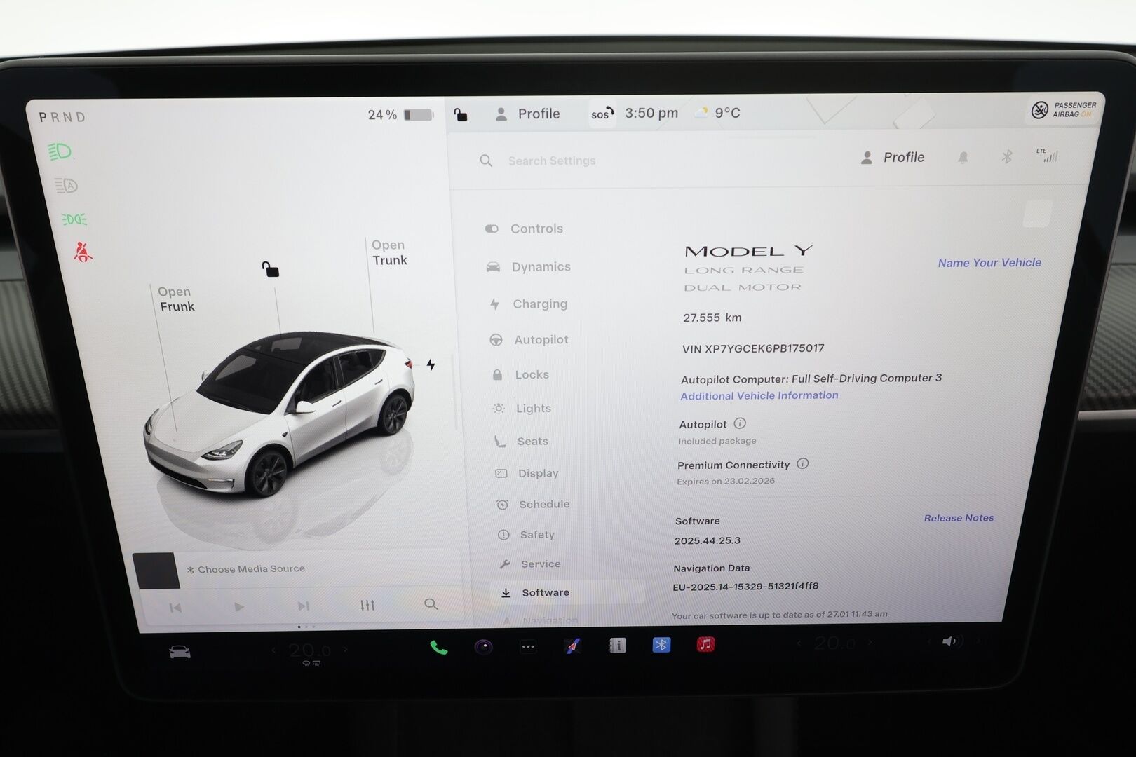 TESLA MODEL Y 2023 Long Range * Koukku / ILP / ACC / Lasikatto / Matrix-LED / P.Kamera / Muistipenkki / Premium Audio / Navi / Keyless * - Kahdet renkaat aluvanteilla
