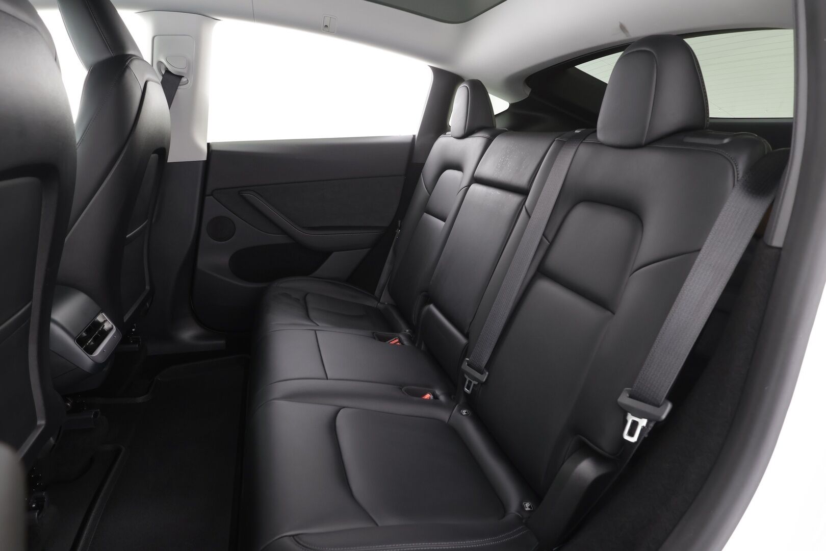 TESLA MODEL Y 2023 Long Range * Koukku / ILP / ACC / Lasikatto / Matrix-LED / P.Kamera / Muistipenkki / Premium Audio / Navi / Keyless * - Kahdet renkaat aluvanteilla