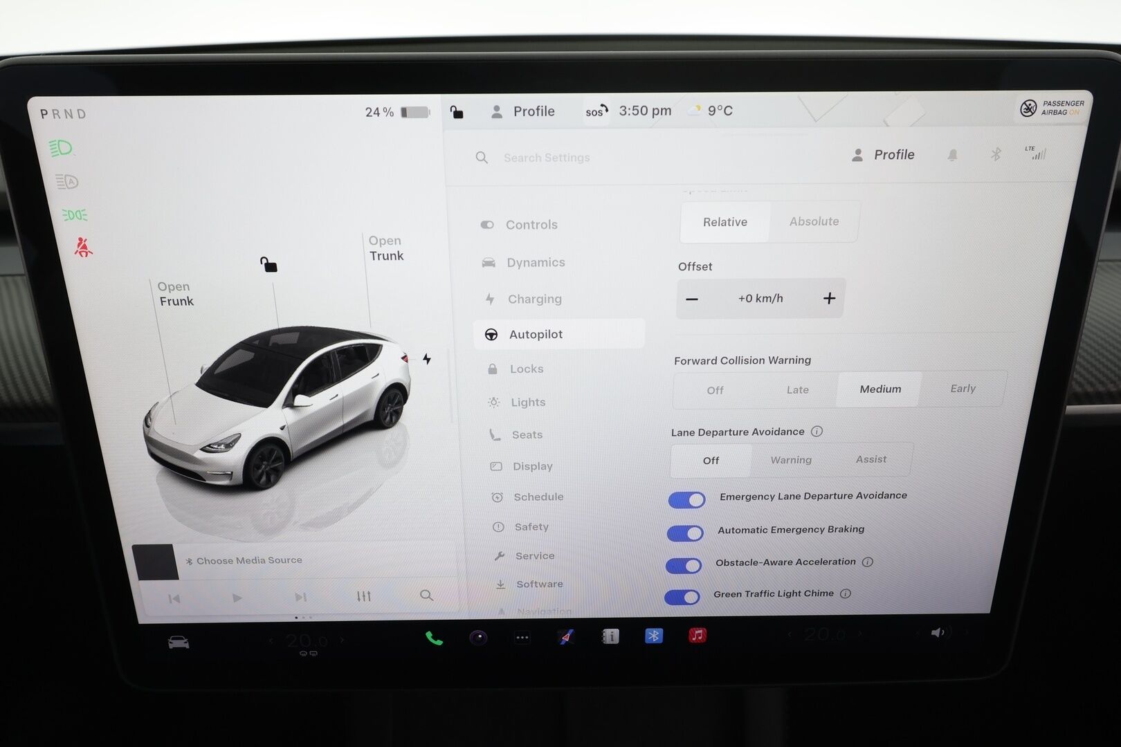 TESLA MODEL Y 2023 Long Range * Koukku / ILP / ACC / Lasikatto / Matrix-LED / P.Kamera / Muistipenkki / Premium Audio / Navi / Keyless * - Kahdet renkaat aluvanteilla
