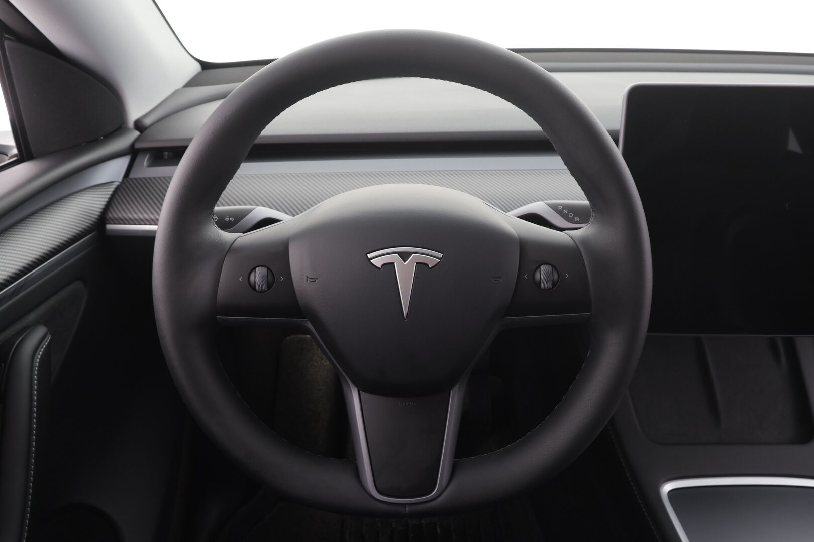 TESLA MODEL Y 2023 Long Range * Koukku / ILP / ACC / Lasikatto / Matrix-LED / P.Kamera / Muistipenkki / Premium Audio / Navi / Keyless * - Kahdet renkaat aluvanteilla