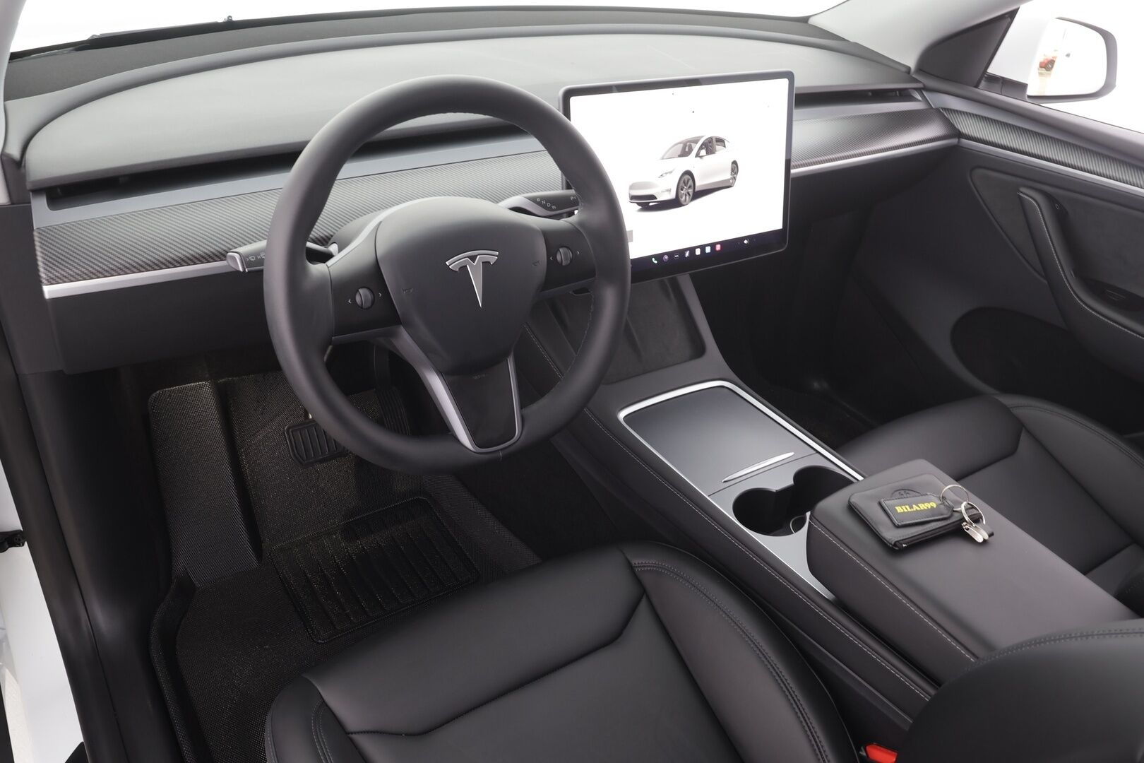 TESLA MODEL Y 2023 Long Range * Koukku / ILP / ACC / Lasikatto / Matrix-LED / P.Kamera / Muistipenkki / Premium Audio / Navi / Keyless * - Kahdet renkaat aluvanteilla