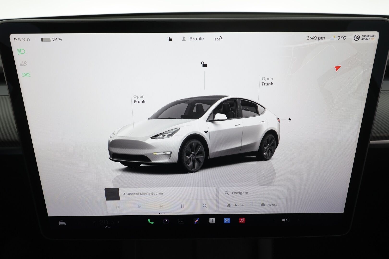 TESLA MODEL Y 2023 Long Range * Koukku / ILP / ACC / Lasikatto / Matrix-LED / P.Kamera / Muistipenkki / Premium Audio / Navi / Keyless * - Kahdet renkaat aluvanteilla