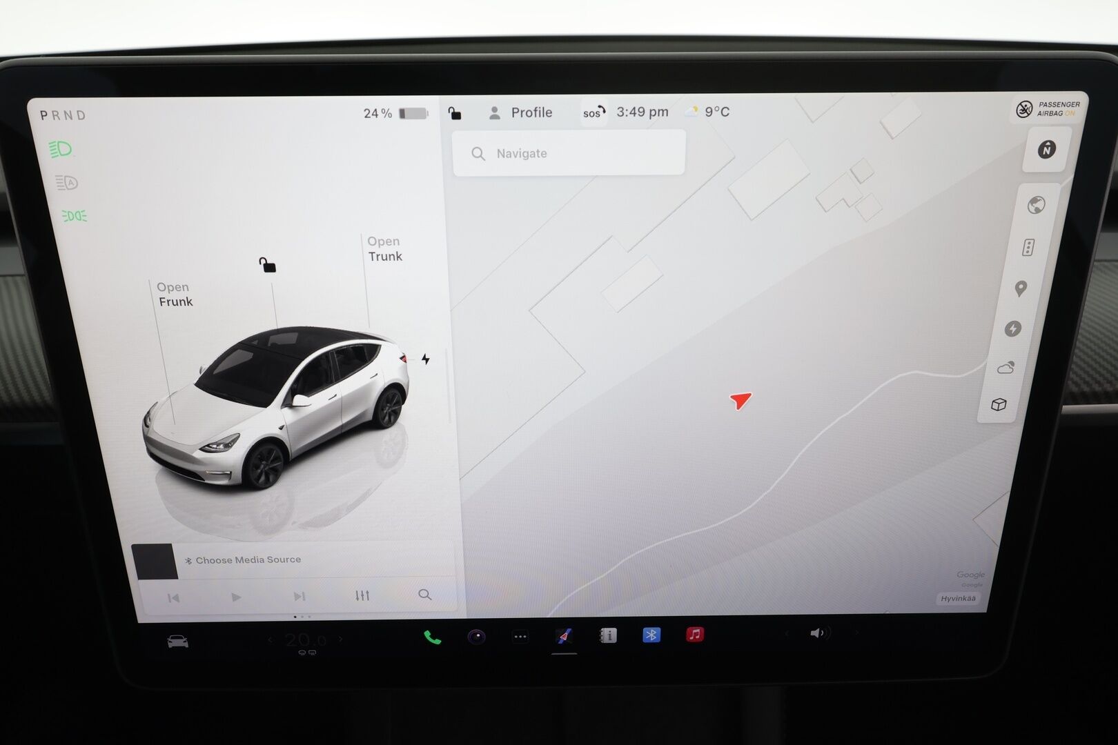TESLA MODEL Y 2023 Long Range * Koukku / ILP / ACC / Lasikatto / Matrix-LED / P.Kamera / Muistipenkki / Premium Audio / Navi / Keyless * - Kahdet renkaat aluvanteilla