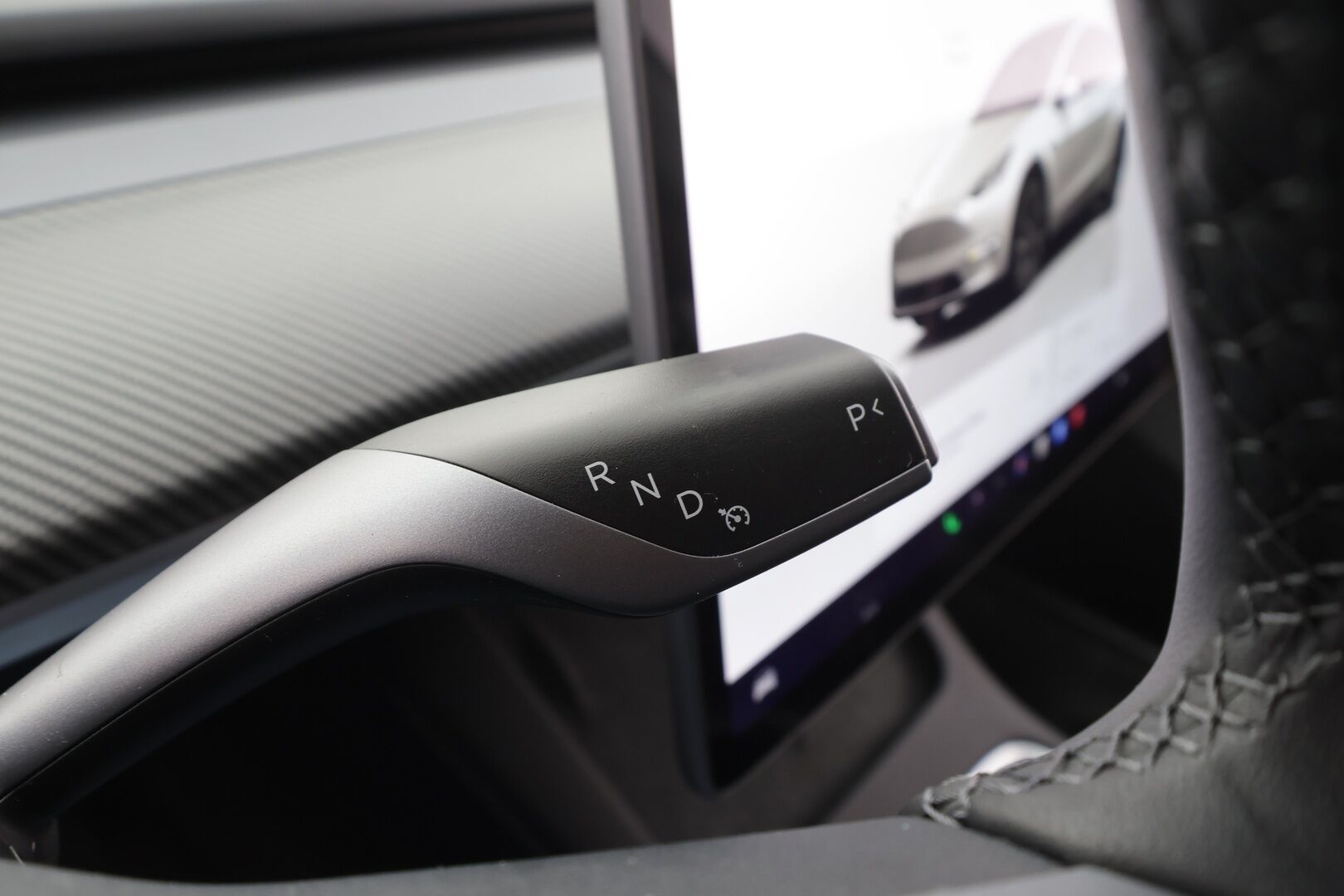 TESLA MODEL Y 2023 Long Range * Koukku / ILP / ACC / Lasikatto / Matrix-LED / P.Kamera / Muistipenkki / Premium Audio / Navi / Keyless * - Kahdet renkaat aluvanteilla