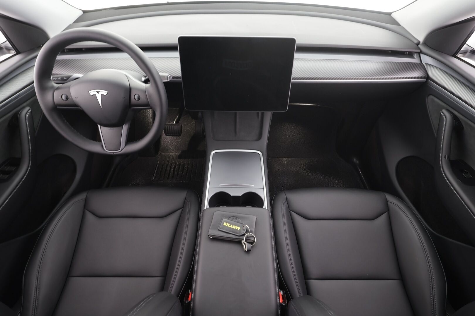 TESLA MODEL Y 2023 Long Range * Koukku / ILP / ACC / Lasikatto / Matrix-LED / P.Kamera / Muistipenkki / Premium Audio / Navi / Keyless * - Kahdet renkaat aluvanteilla