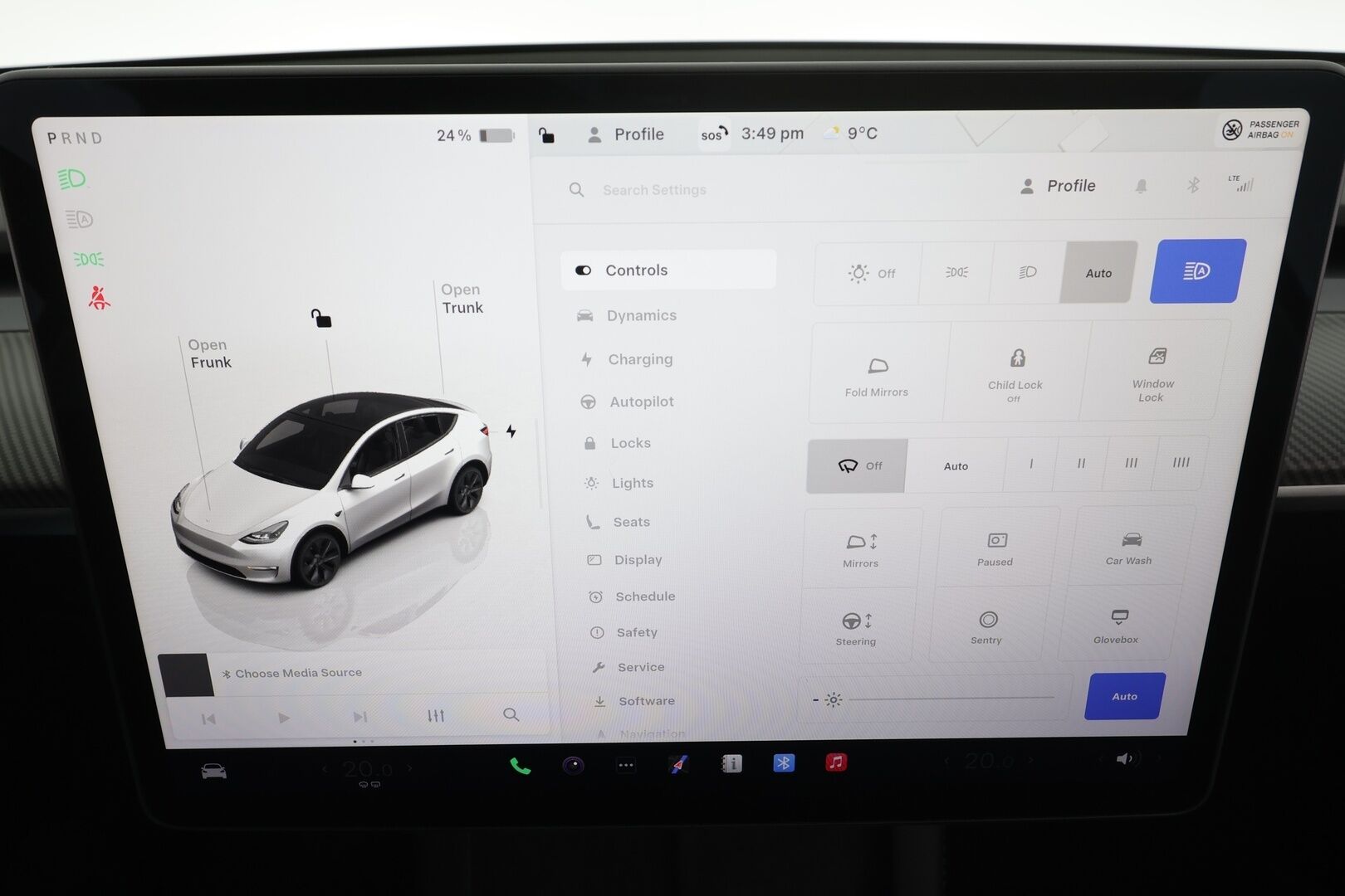 TESLA MODEL Y 2023 Long Range * Koukku / ILP / ACC / Lasikatto / Matrix-LED / P.Kamera / Muistipenkki / Premium Audio / Navi / Keyless * - Kahdet renkaat aluvanteilla