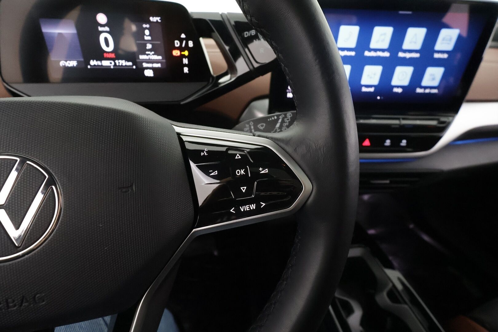 VOLKSWAGEN ID.4 2021 Pro Performance Tech 150kW 77kWh * ILP / ACC / Muistipenkit / 360°-kamera / HUD / Lasikatto / Matrix-LED  / Vetokoukku * - Merkkihuollettu / Kahdet Renkaat