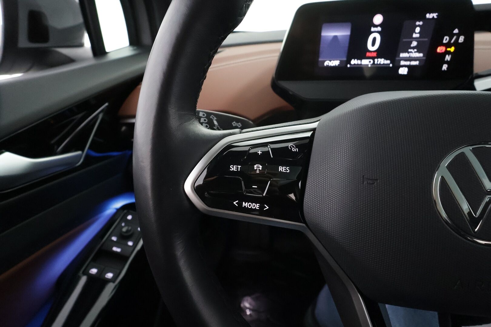 VOLKSWAGEN ID.4 2021 Pro Performance Tech 150kW 77kWh * ILP / ACC / Muistipenkit / 360°-kamera / HUD / Lasikatto / Matrix-LED  / Vetokoukku * - Merkkihuollettu / Kahdet Renkaat