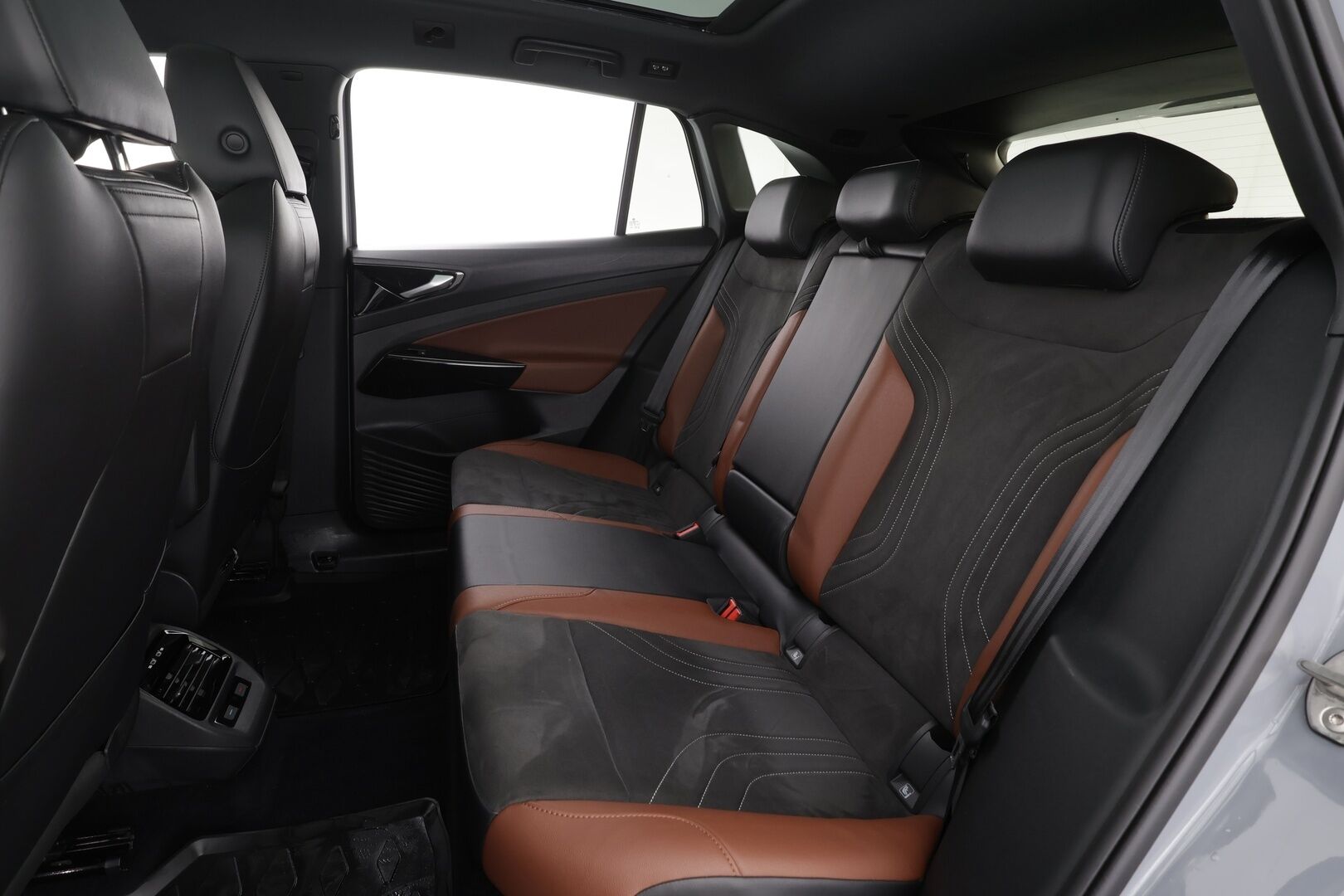 VOLKSWAGEN ID.4 2021 Pro Performance Tech 150kW 77kWh * ILP / ACC / Muistipenkit / 360°-kamera / HUD / Lasikatto / Matrix-LED  / Vetokoukku * - Merkkihuollettu / Kahdet Renkaat