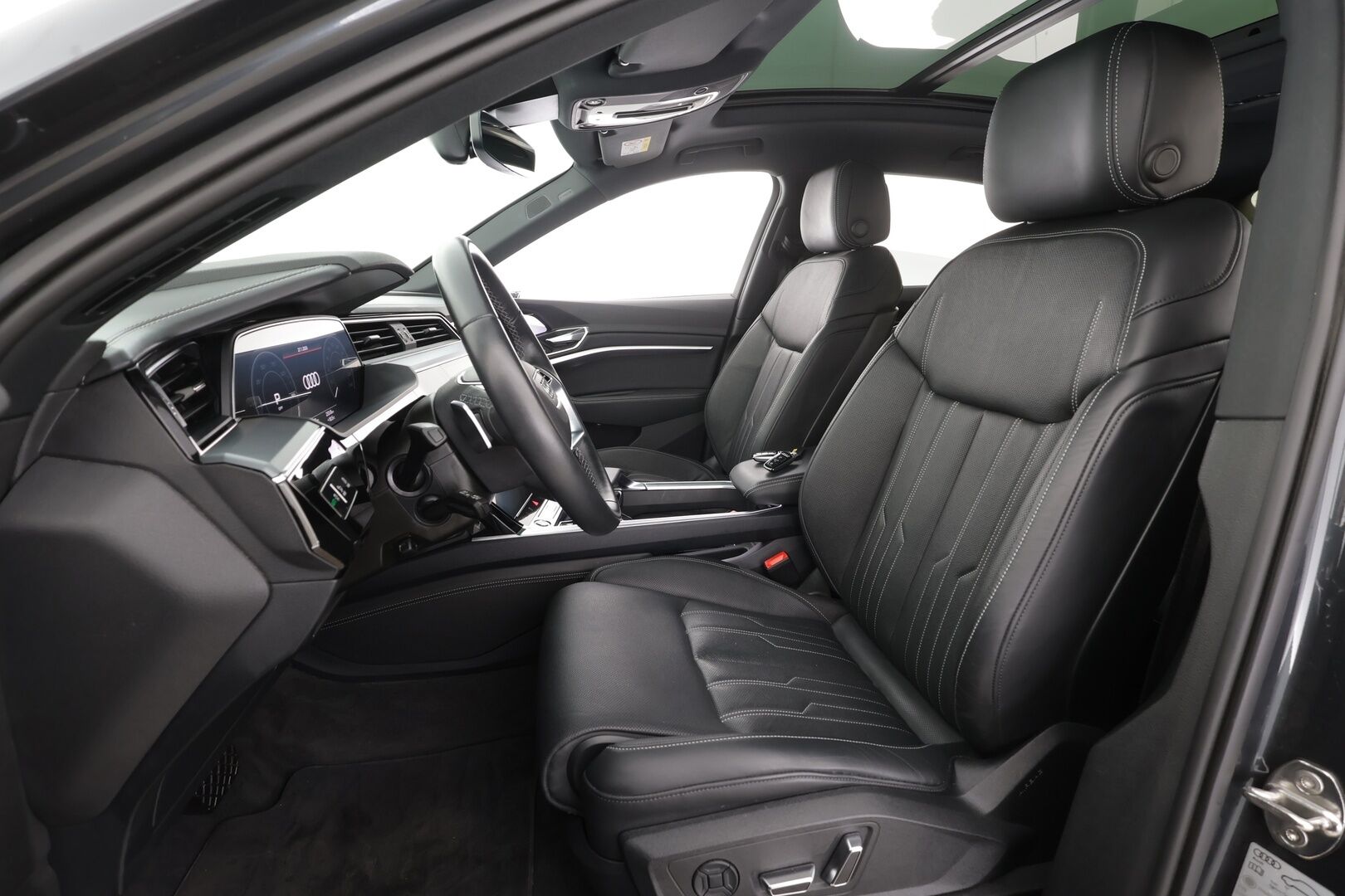 AUDI Q8 E-TRON 2024 55 Sportback * ACC / 360° / Matrix LED / Tuuletetut muistipenkit / Panorama / B&O / Ilma-alusta / KeylessGo / Navi / HUD * - Huippuvarusteet