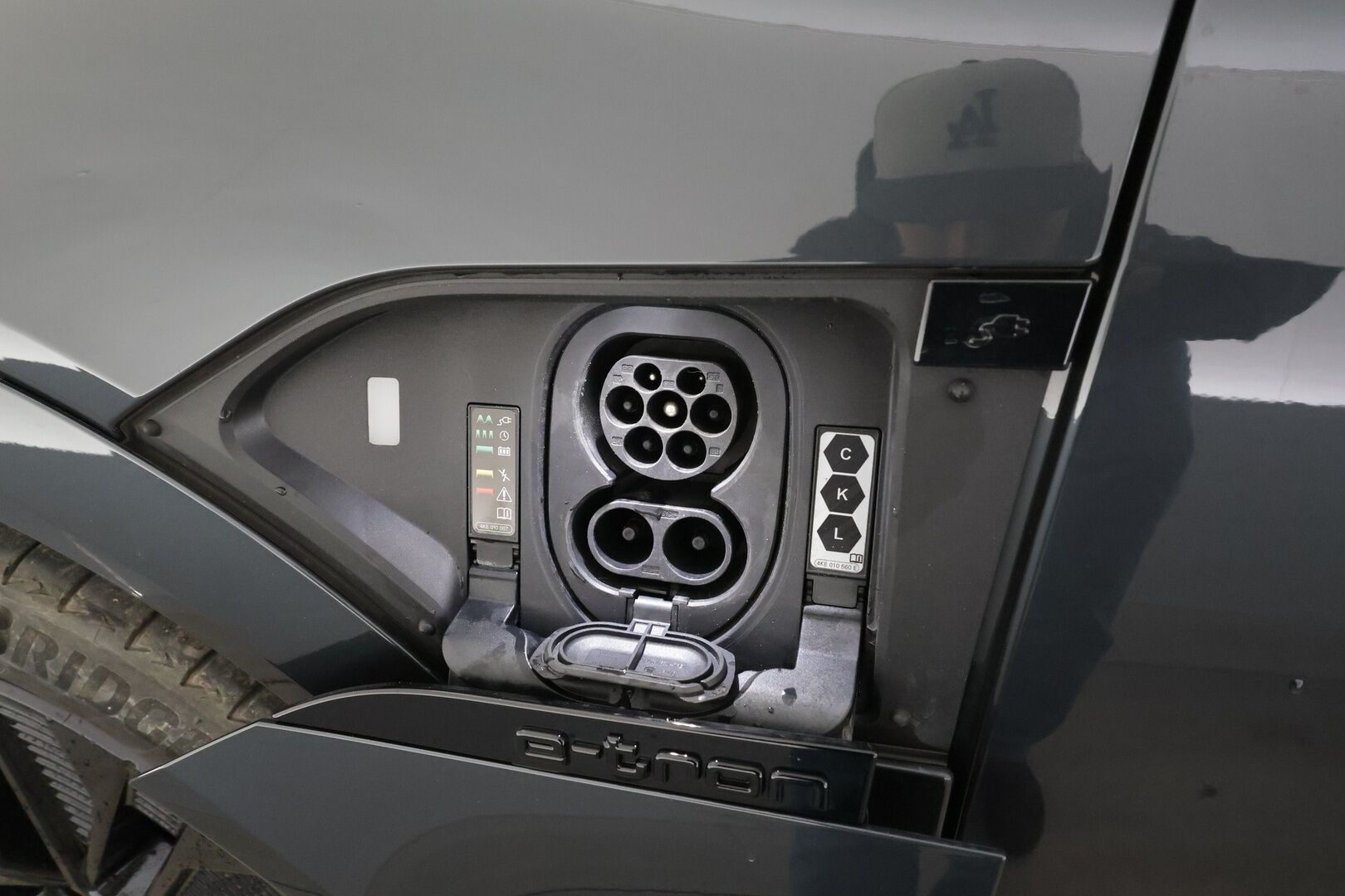 AUDI Q8 E-TRON 2024 55 Sportback * ACC / 360° / Matrix LED / Tuuletetut muistipenkit / Panorama / B&O / Ilma-alusta / KeylessGo / Navi / HUD * - Huippuvarusteet