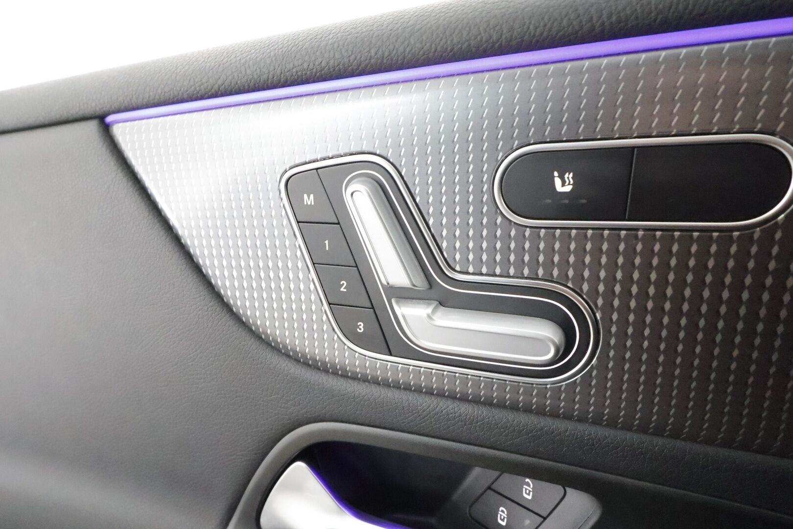 MERCEDES-BENZ EQB 2023 350 4Matic 7-H Progressive * LED / Distronic / Sportpenkit Muistilla / Widescreen / 360 / Navi / Keyless * - Panorama / 2x Latauskaapelit