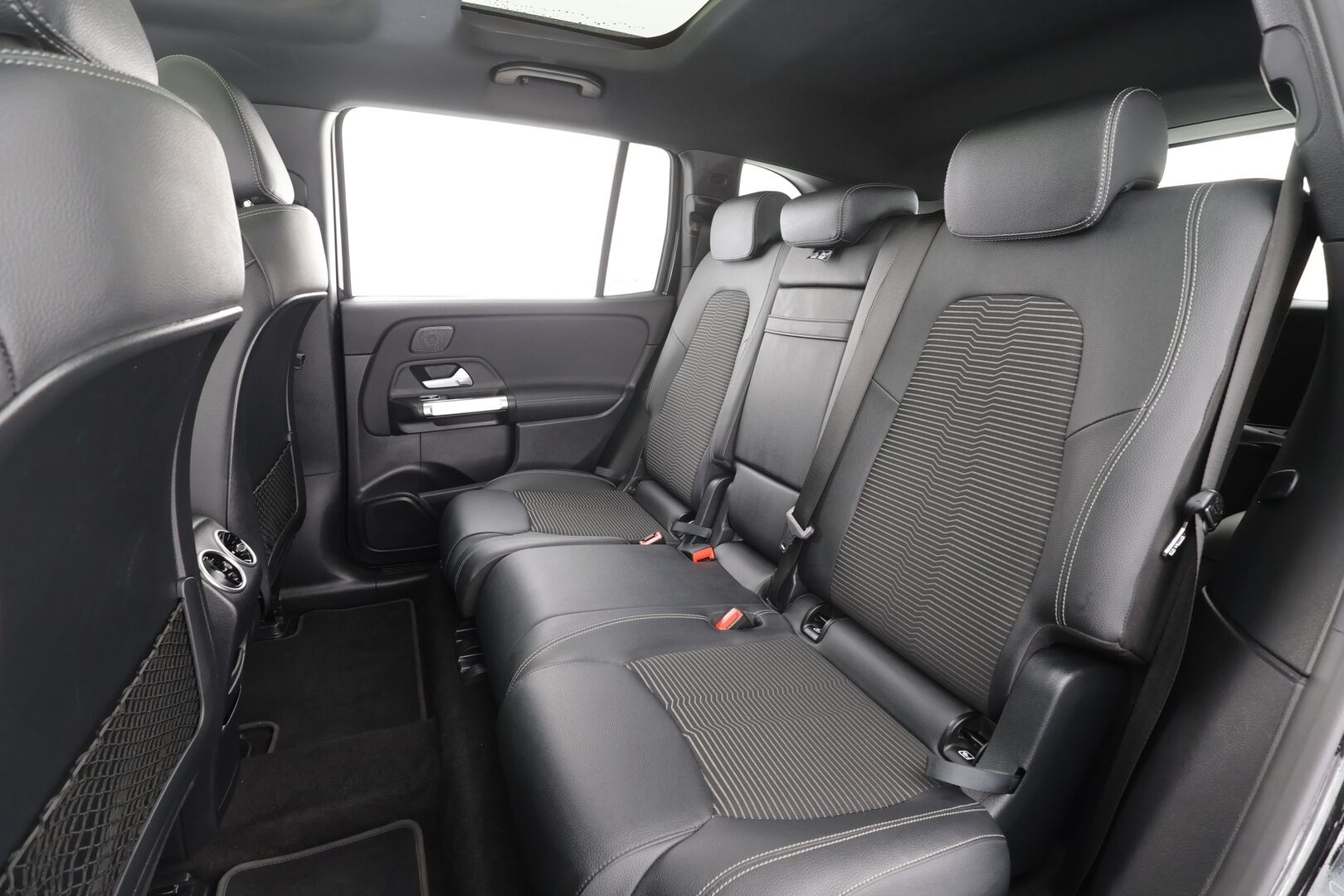 MERCEDES-BENZ EQB 2023 350 4Matic 7-H Progressive * LED / Distronic / Sportpenkit Muistilla / Widescreen / 360 / Navi / Keyless * - Panorama / 2x Latauskaapelit